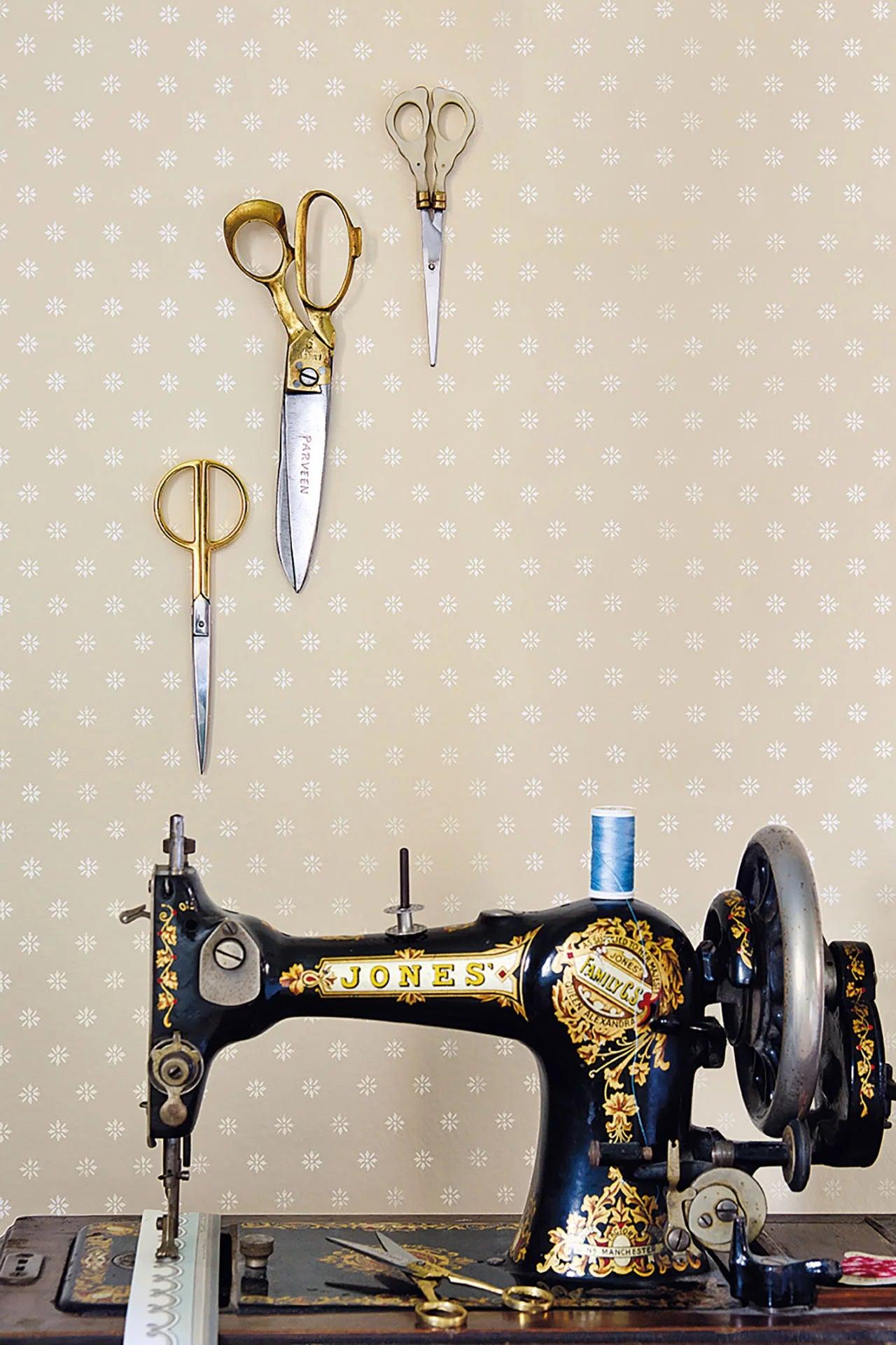 Wallpaper with geometric pattern ARCHIVE ANTHOLOGY - Victorian Star white