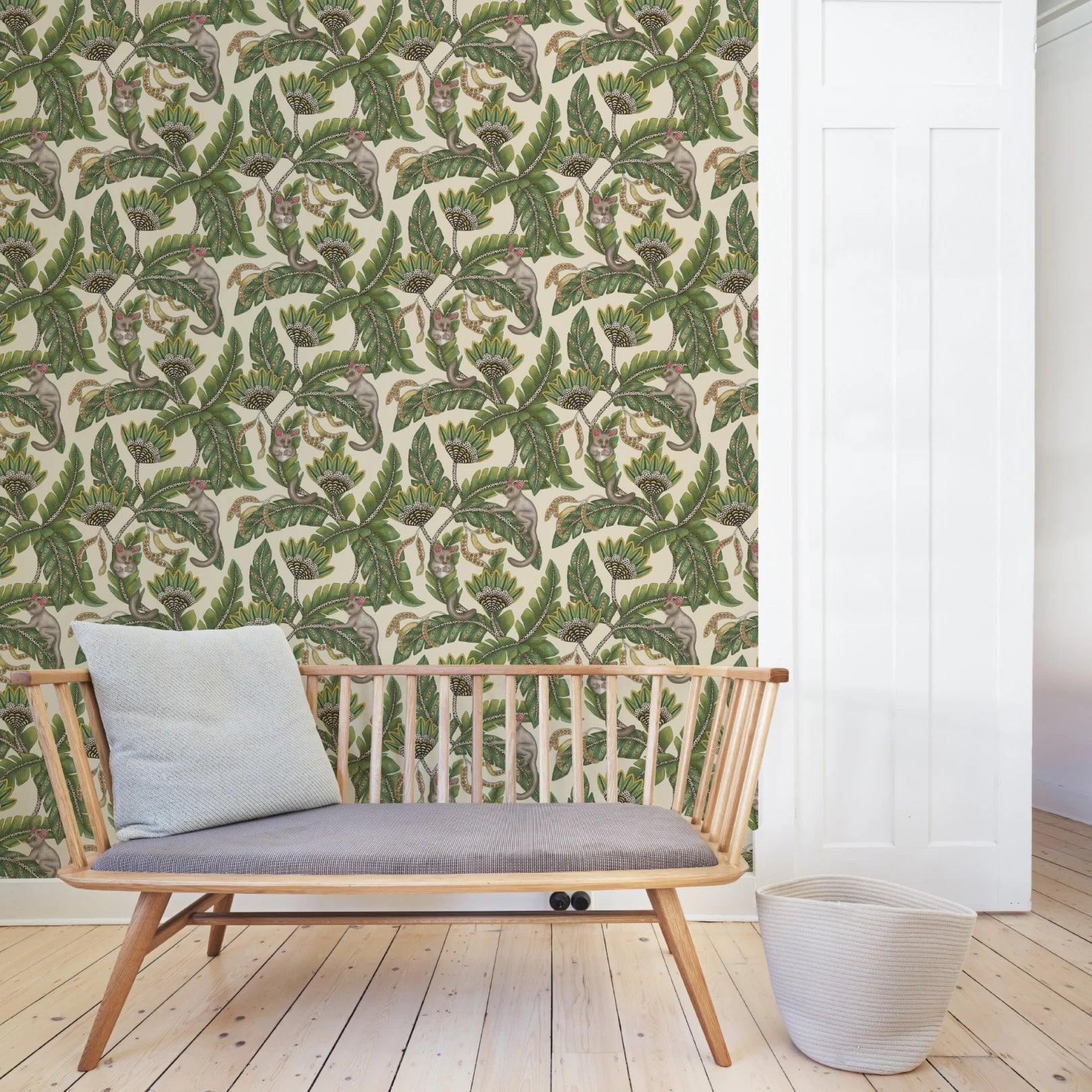 Behang met planten- en dierenmotief ARDMORE JABULA - Bush Baby groen op perkament