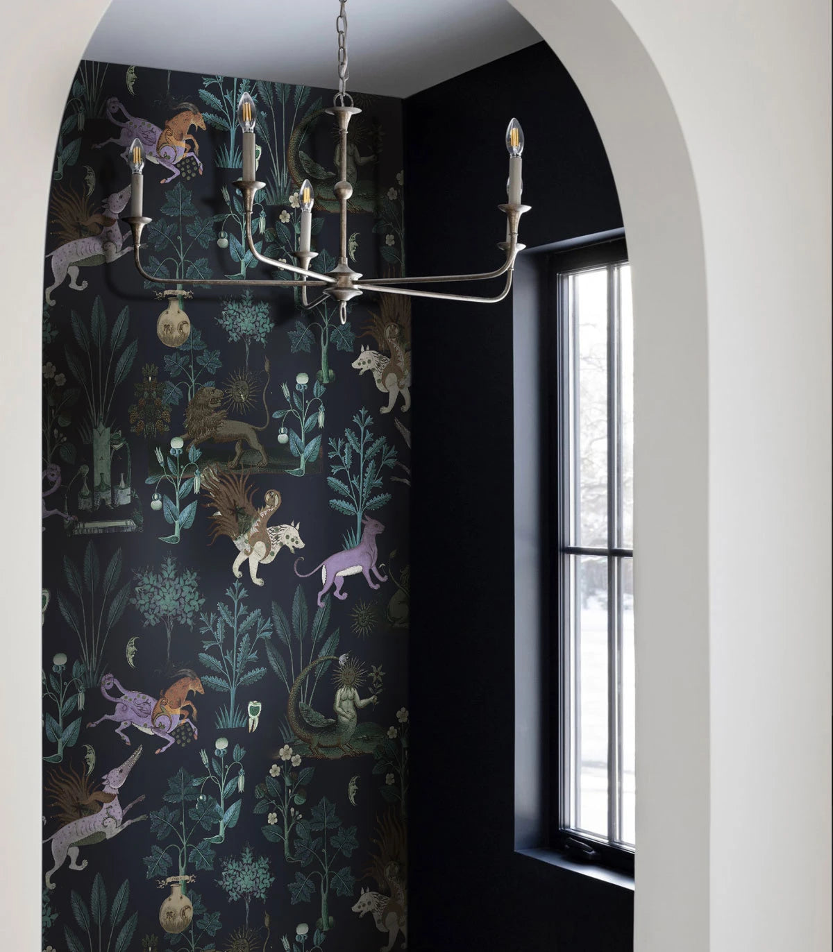 Tapete mit pflanzlichem Motiv und magischen Tieren BOTANIC BEAST PURPLE schwarz mit lila