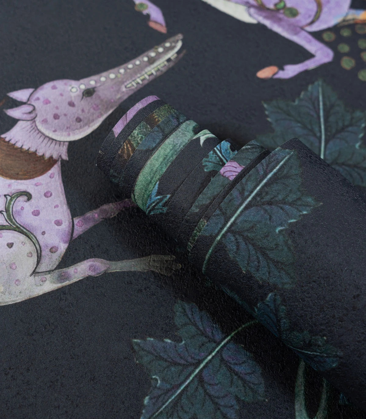 Tapete mit pflanzlichem Motiv und magischen Tieren BOTANIC BEAST PURPLE schwarz mit lila
