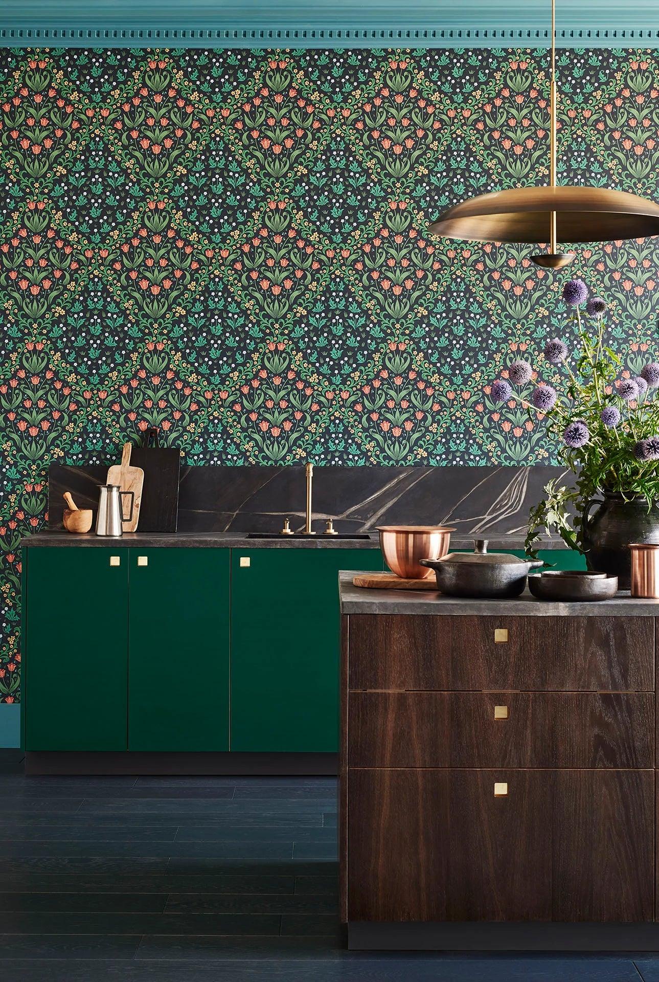Behang met een plantenmotief van bladeren en bloemen HRP GREAT MASTERS - Tudor Garden groen en roze