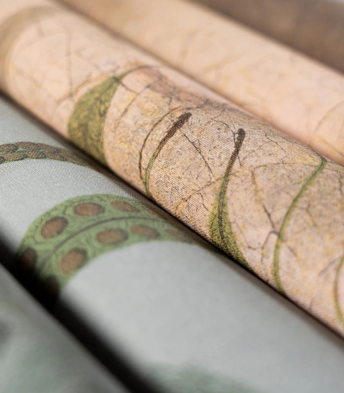 Tapete mit künstlerischem Porträt NATURMÄDCHEN MIT DER PERLE beige mit grünem Akzent