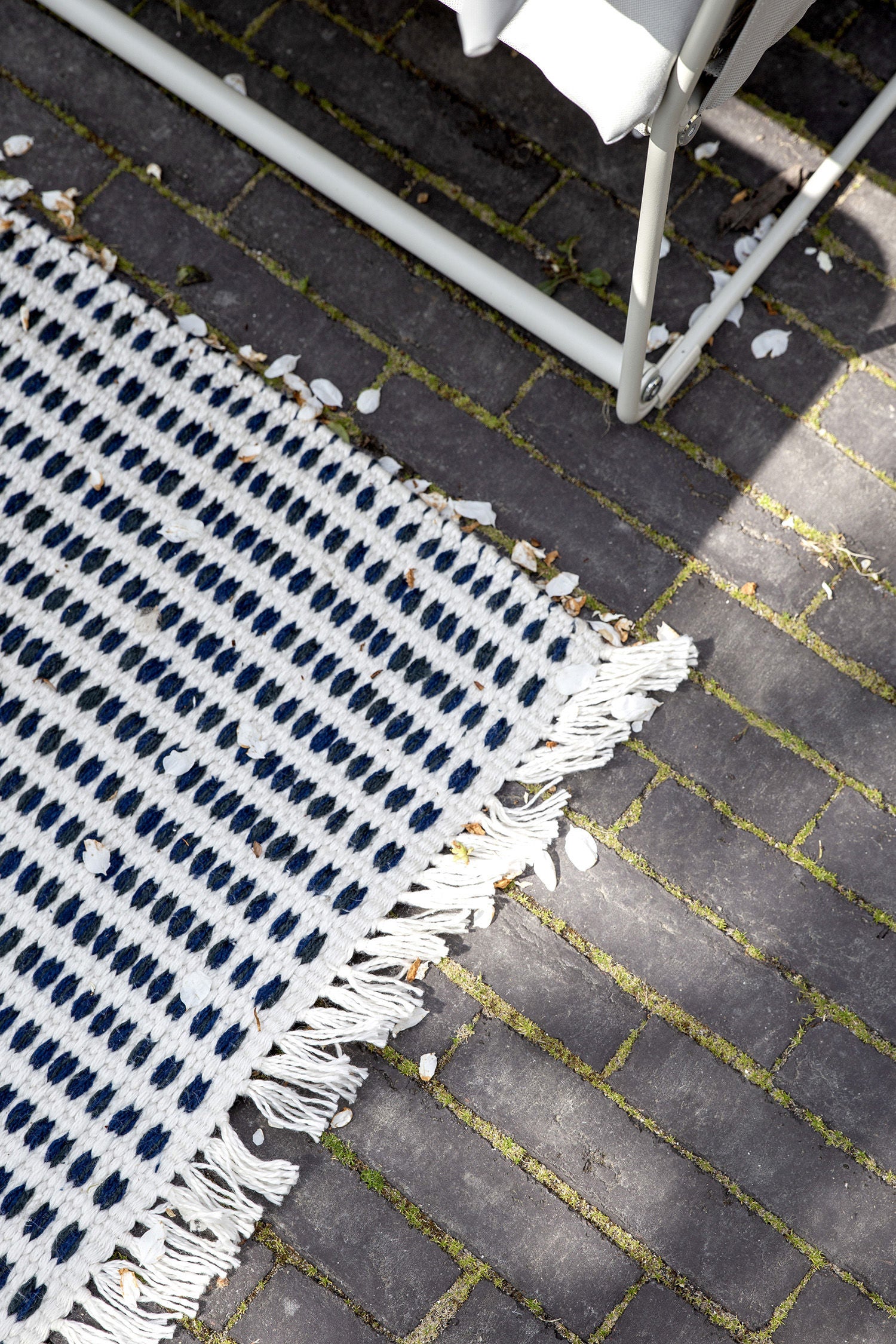 WAY rug in broken white with blue dots