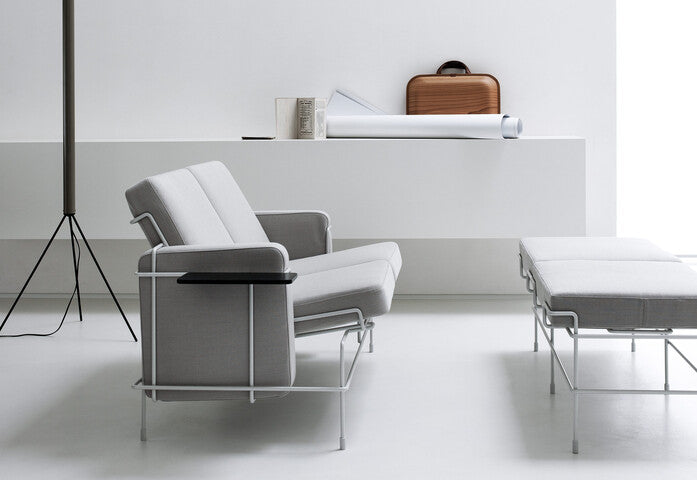 BANK TRAFFIC gestoffeerd met een zwarte stalen basis