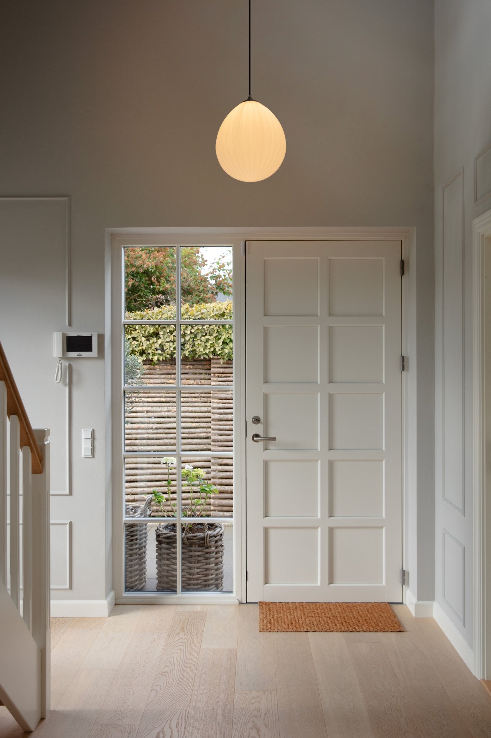 Klosz UM DIE WELT milchig mit schwarzem Sockel