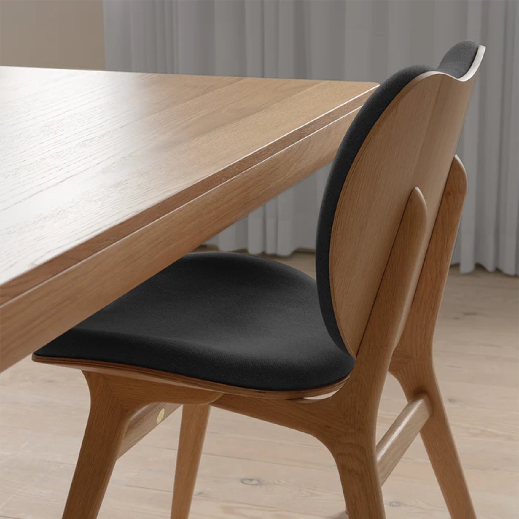 Stoel CONVERSATION donkergrijs met eikenhouten basis