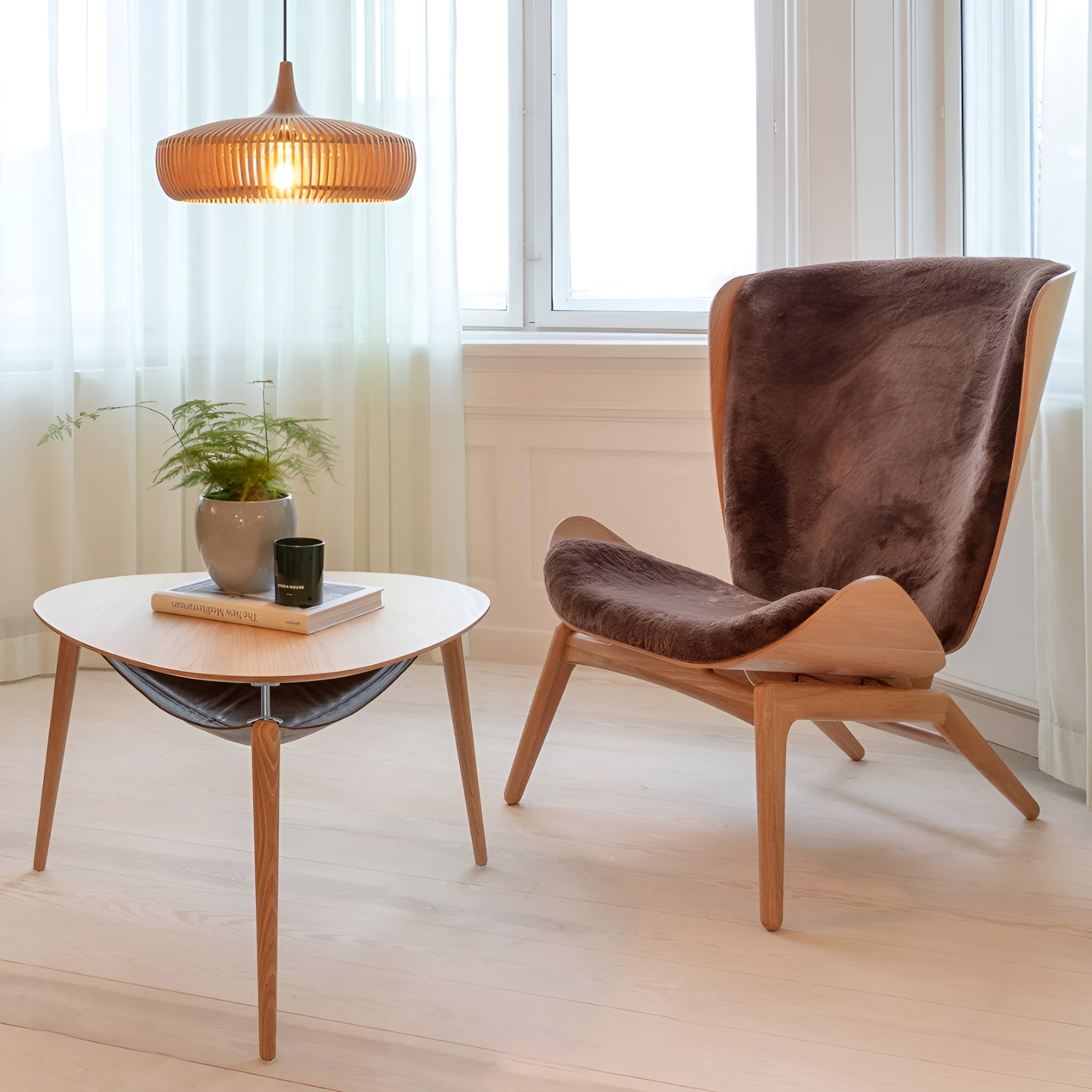 Fauteuil READER bruin leer met eiken basis