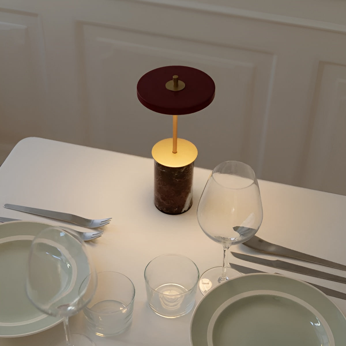 Tischlampe ASTERIA MOVE MINI roter Marmor mit goldener Einlage