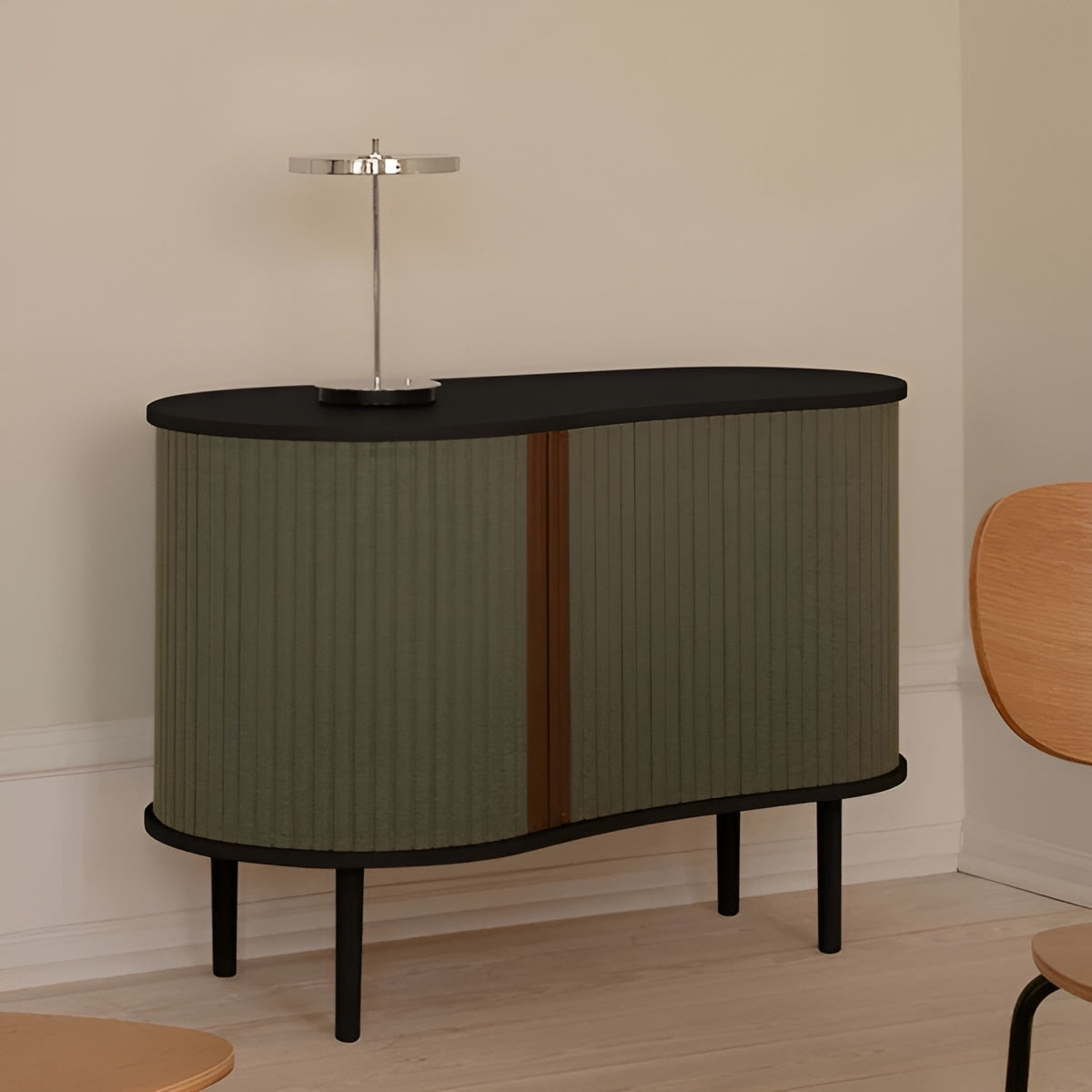 Kommode AUDACIOUS grün mit schwarzem Eichenholz