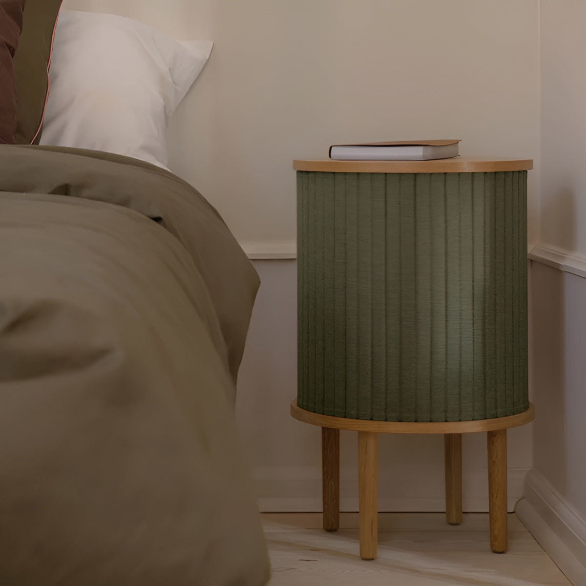 Audacious Beistelltisch in Grün mit Eiche