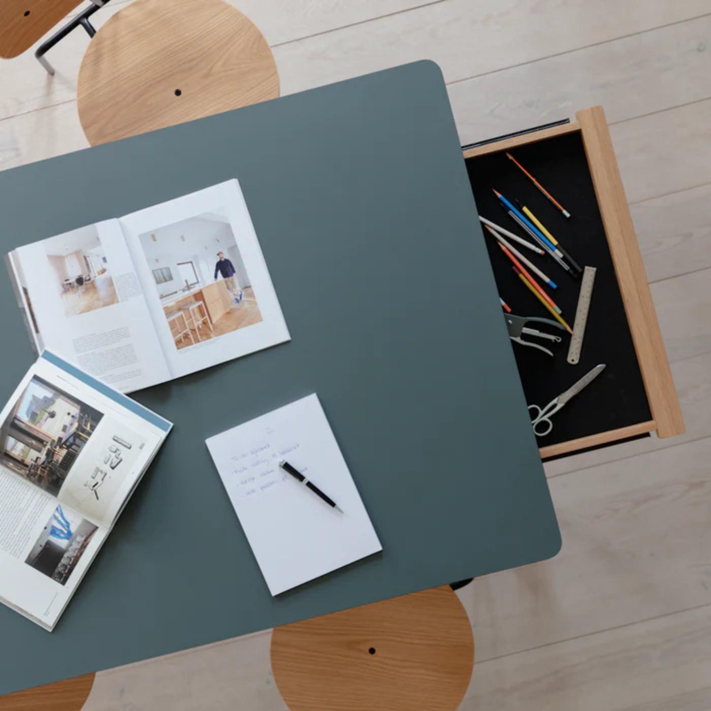 Uitschuifbare tafel HEART'N'SOUL donkergroen met eiken basis