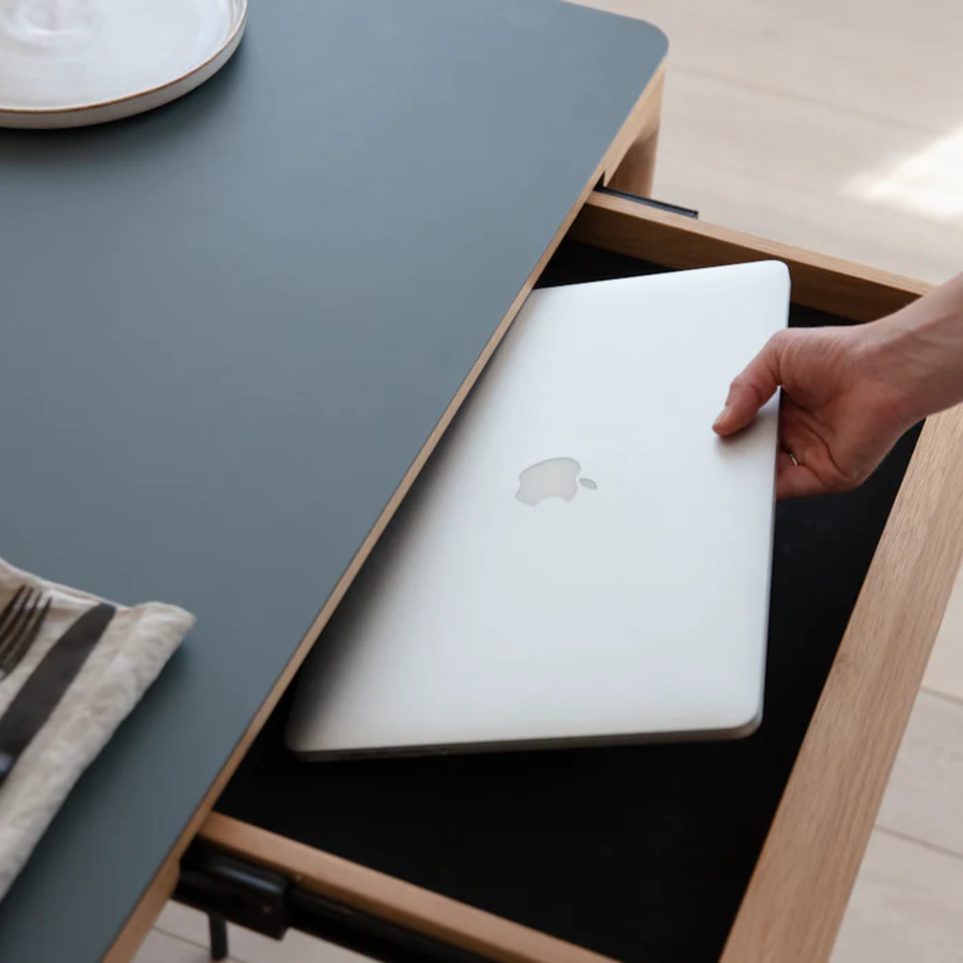 Uitschuifbare tafel HEART'N'SOUL donkergroen met eiken basis