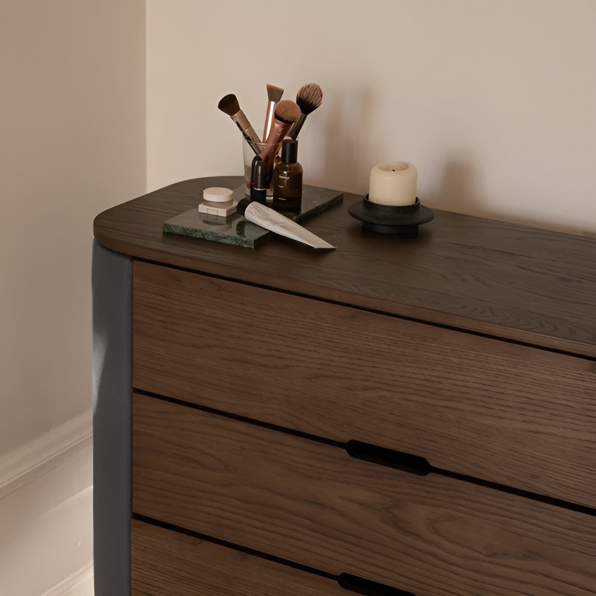 TREASURES kast donkergrijs met een donkere eiken basis