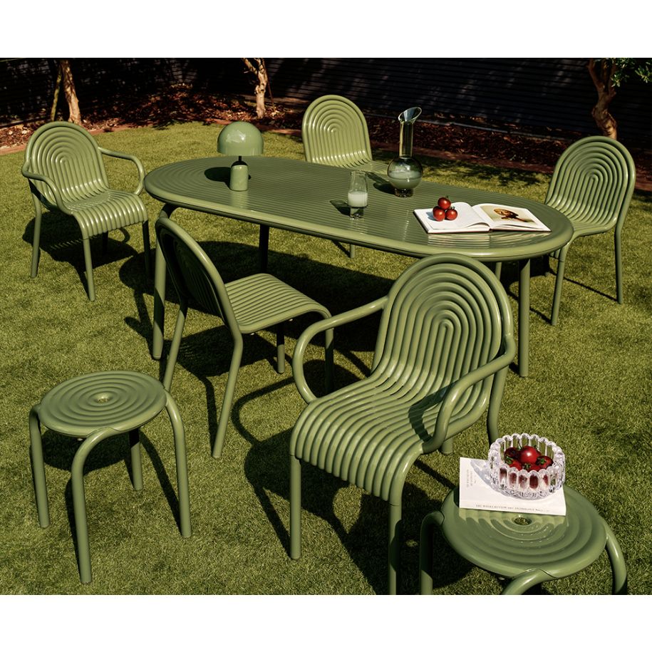 Ein Stuhl mit Armlehnen äußere grüne Groove