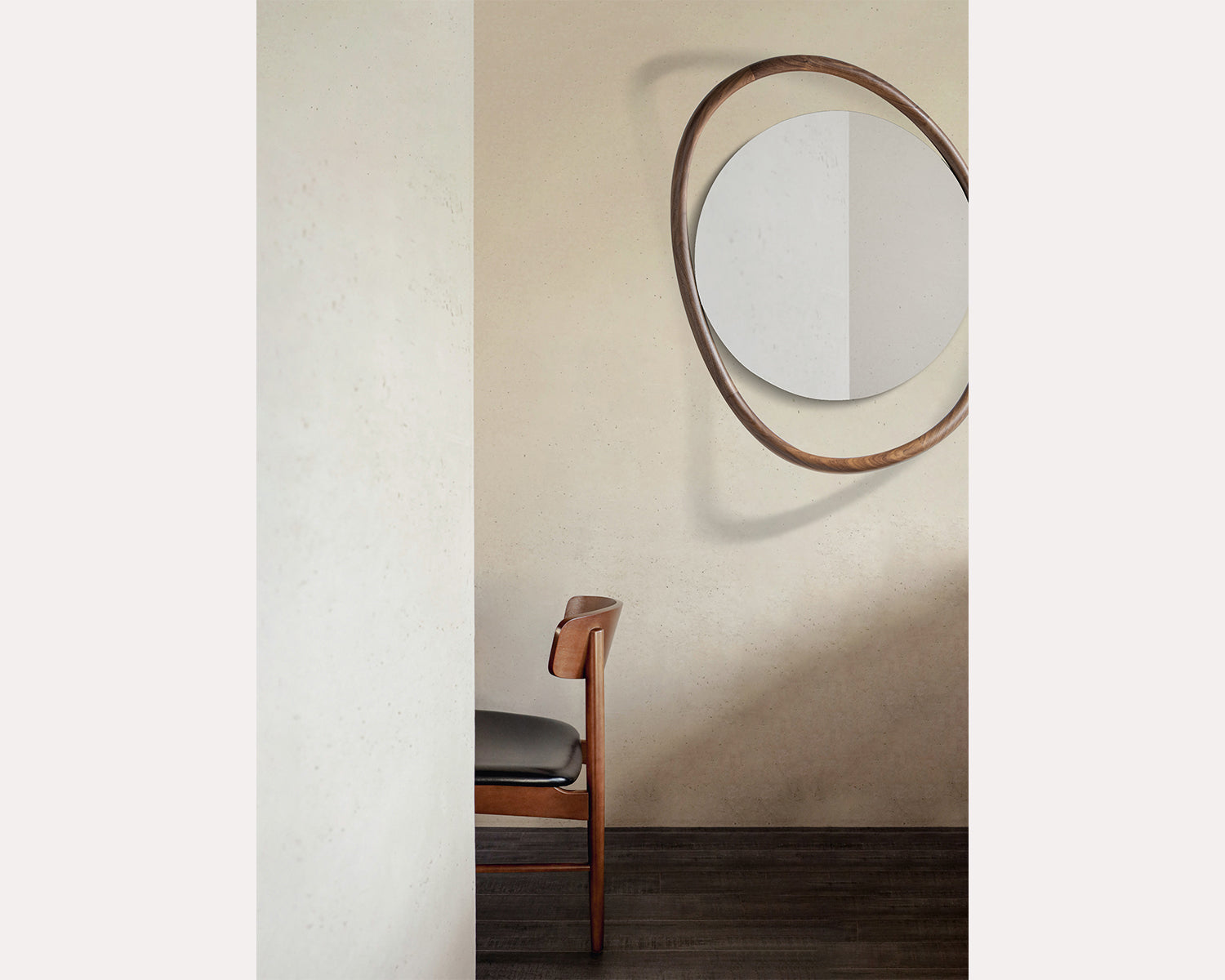 Wandspiegel UNUT aus massivem Nussbaumholz