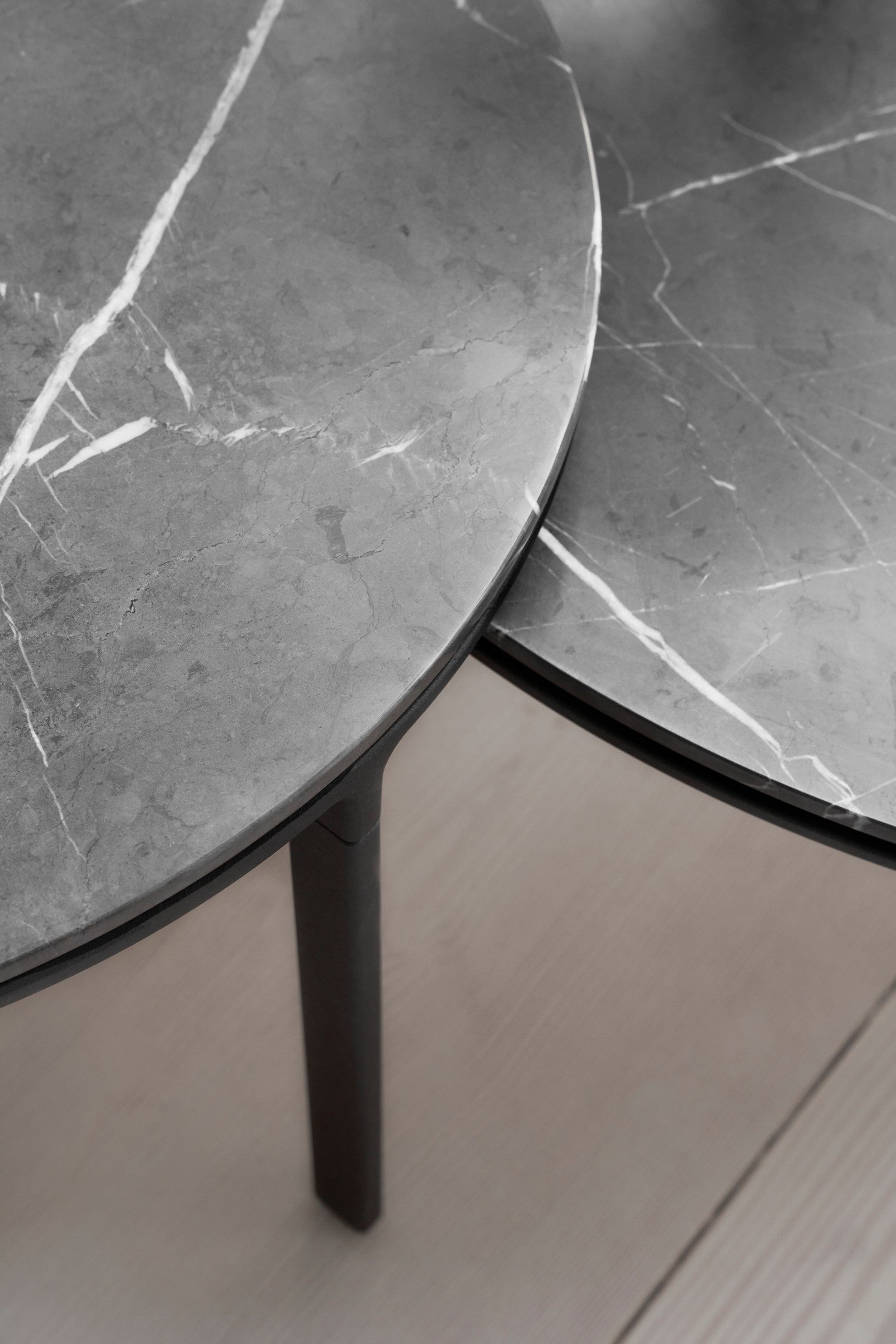 Salontafel 423 donkergrijs marmeren blad met donkere aluminium basis