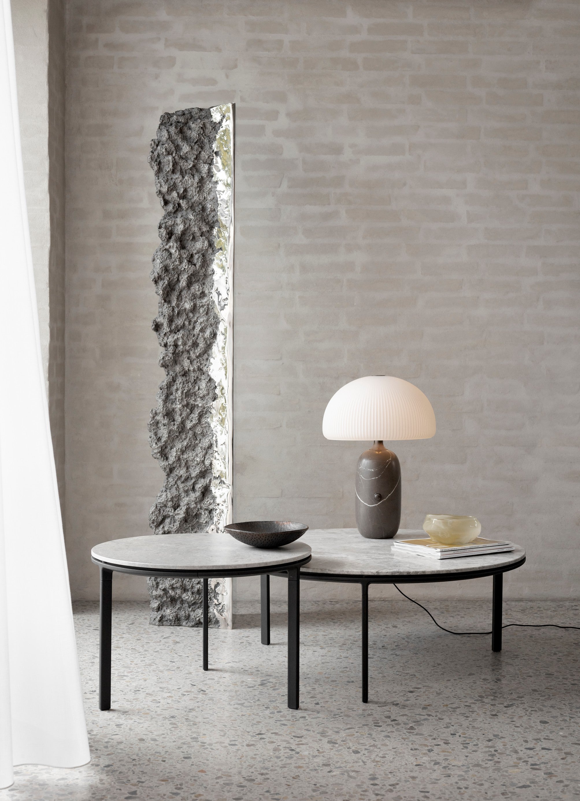 Salontafel 423 lichtgrijs met marmeren blad en donkere aluminium basis
