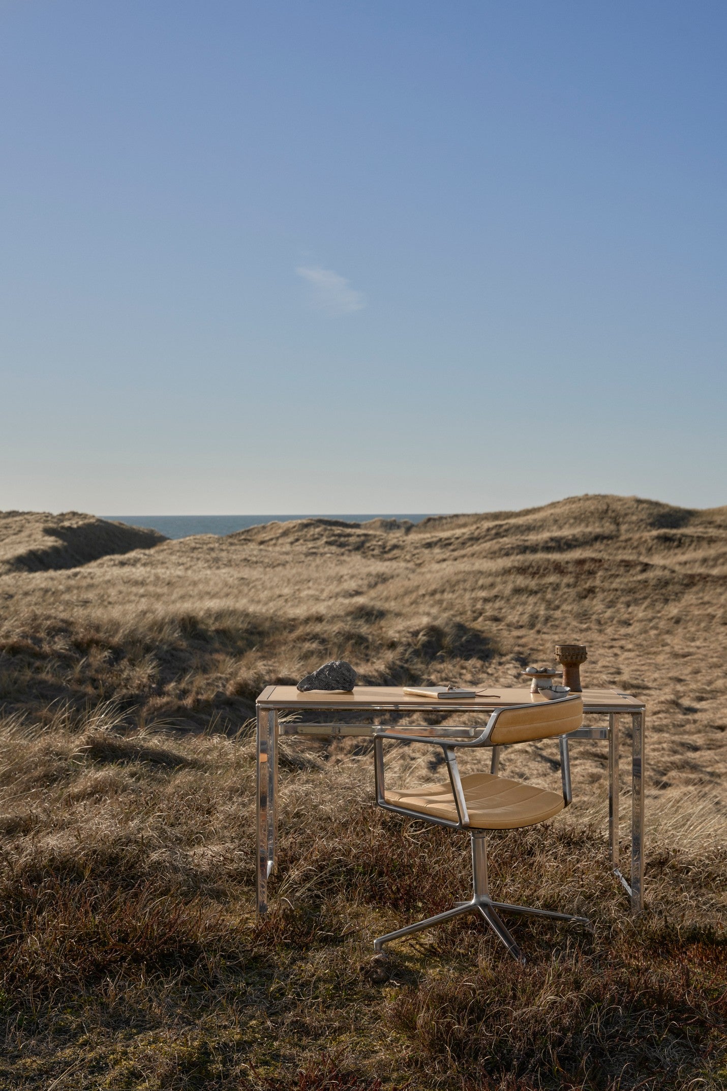 Bureau STUDIO groen leren blad met notenhouten frame en aluminium basis