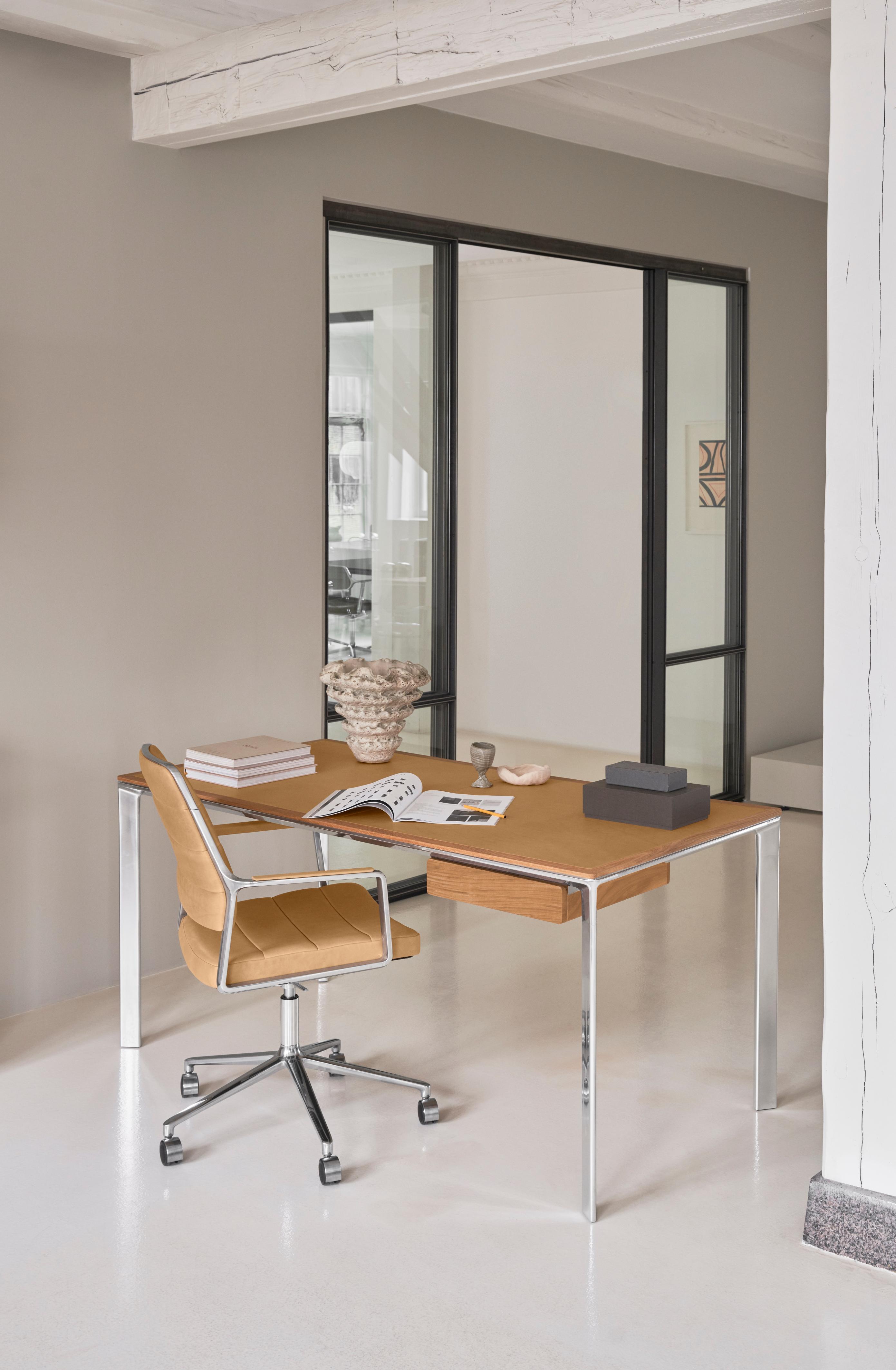 Bureau stoel 455+ in karamelkleurig leer met een metalen basis