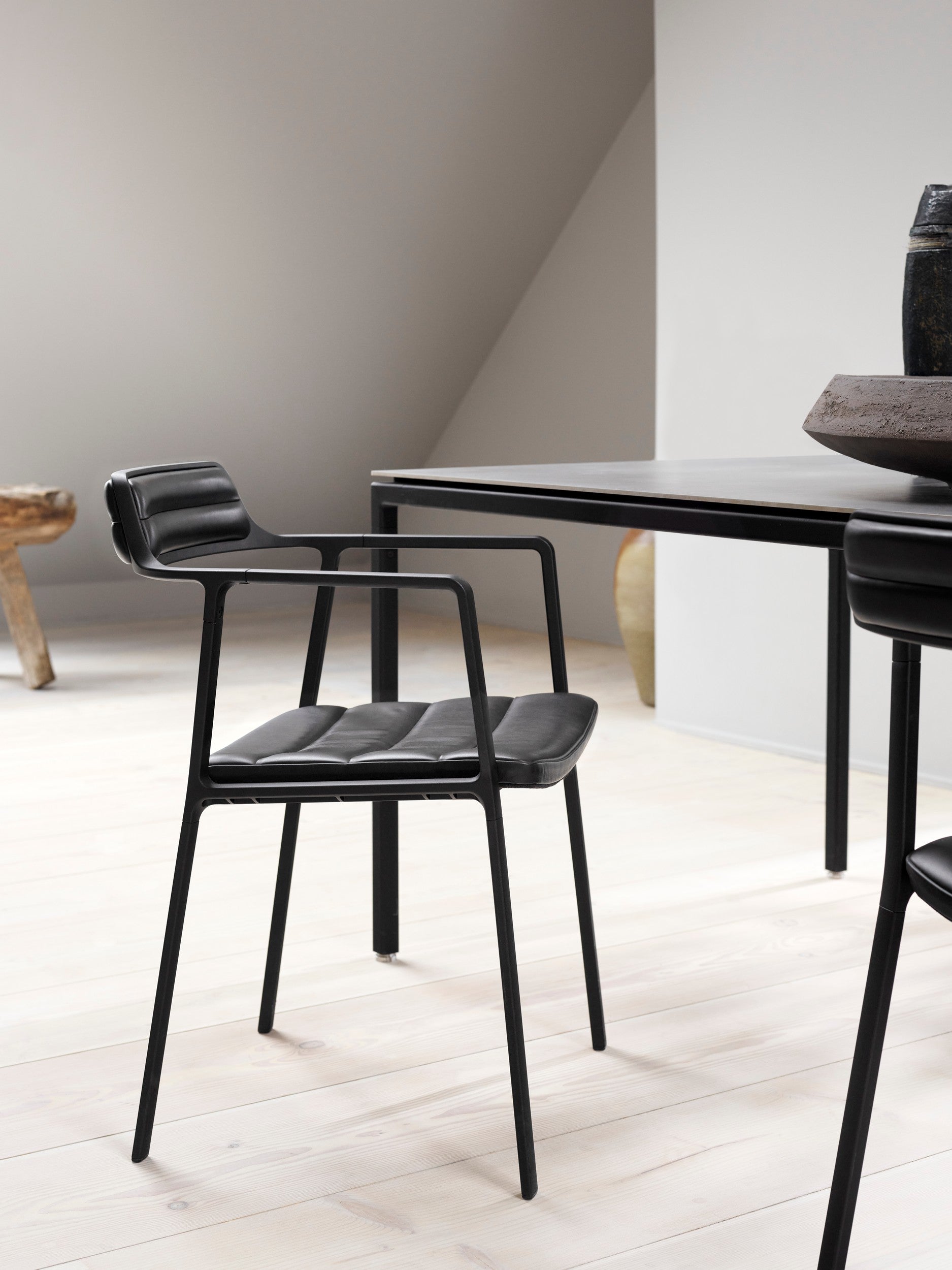 Stoel 451 karamel leer met metalen basis