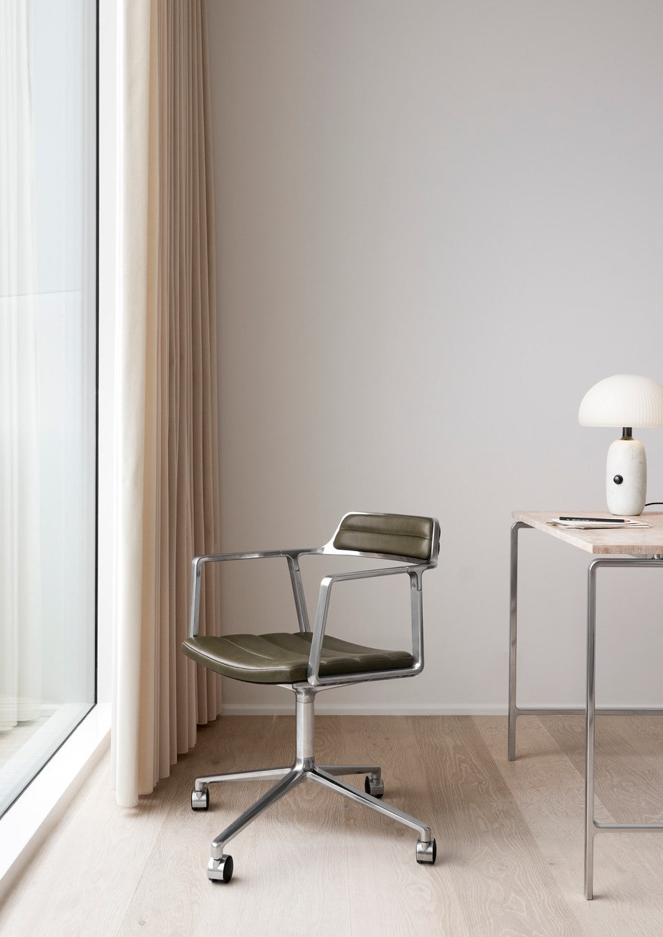 Bureau stoel 452 lichtgrijze stof met metalen basis