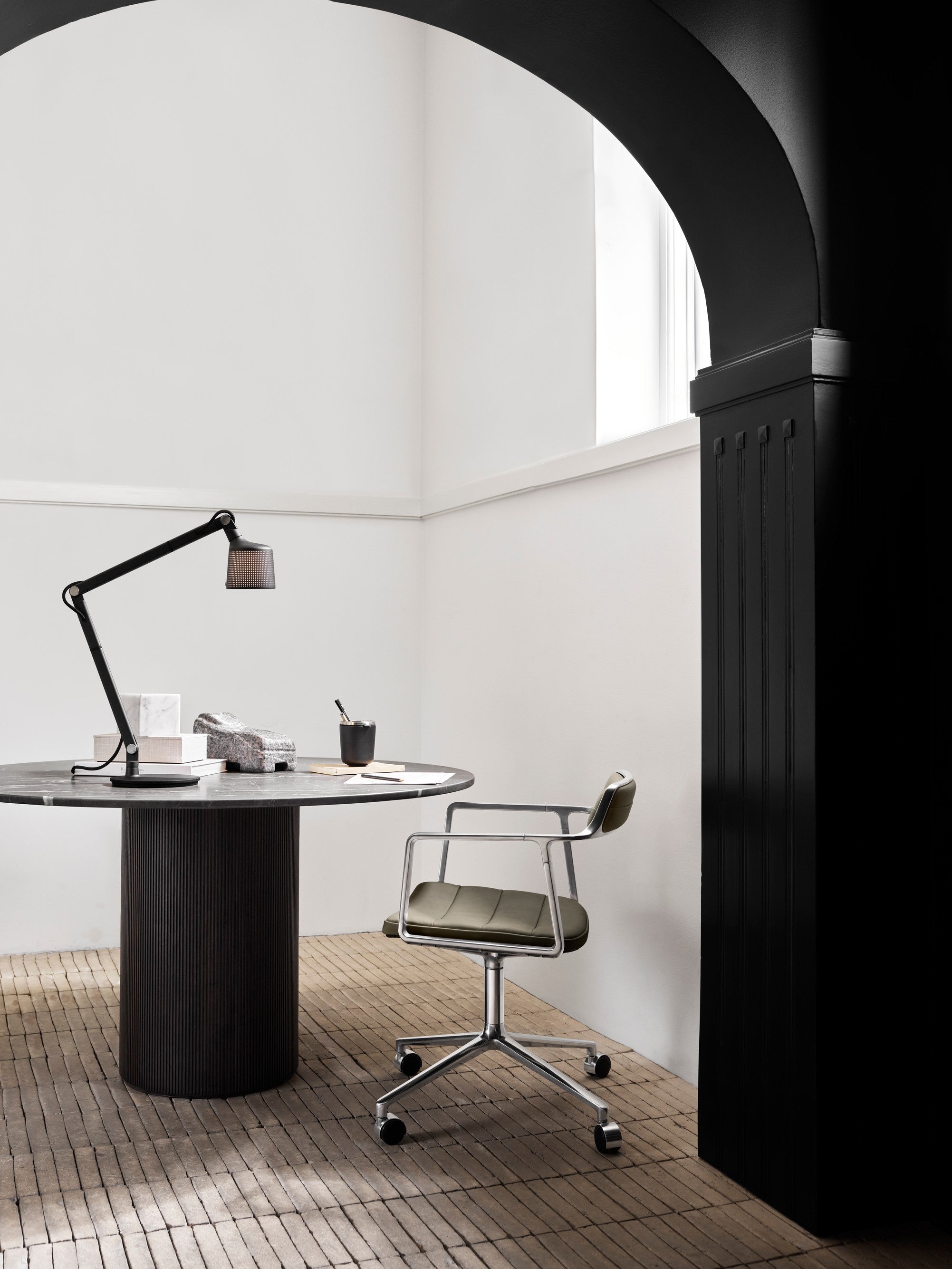Bureau stoel 452 lichtgrijze stof met metalen basis