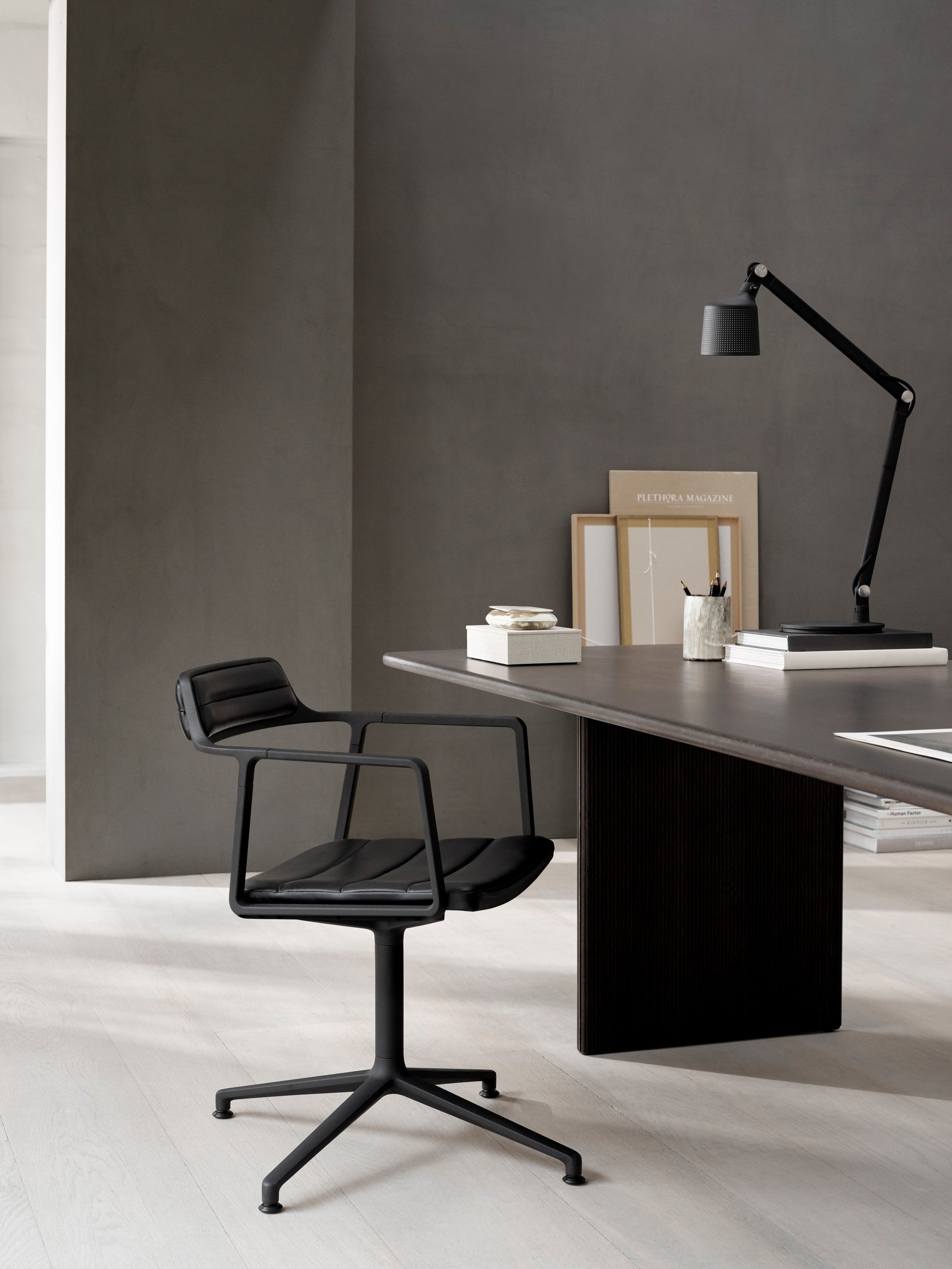 Bureau stoel 452 lichtgrijze stof met metalen basis