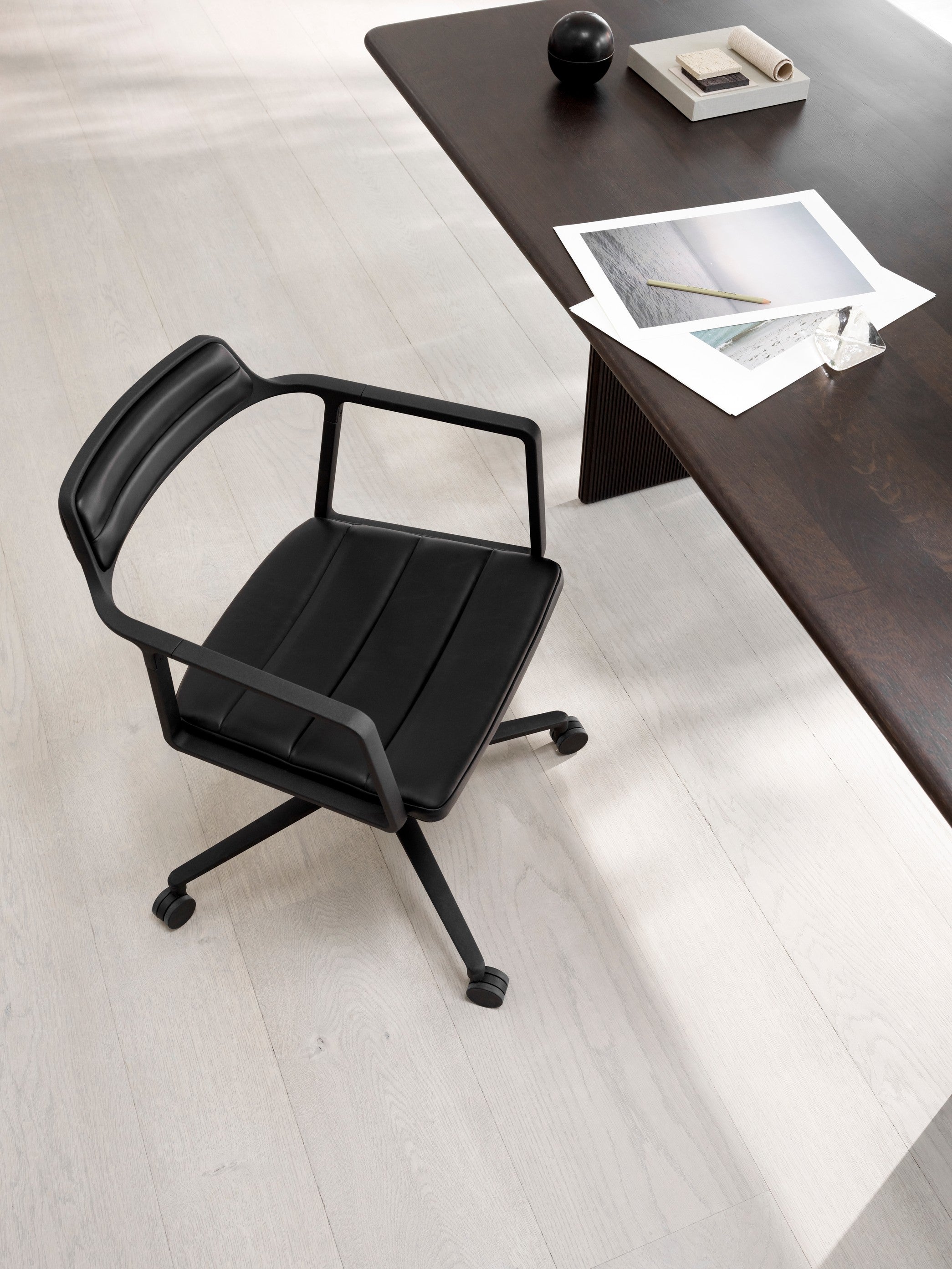 Bürostuhl 452 schwarze Leder mit Metallbasis