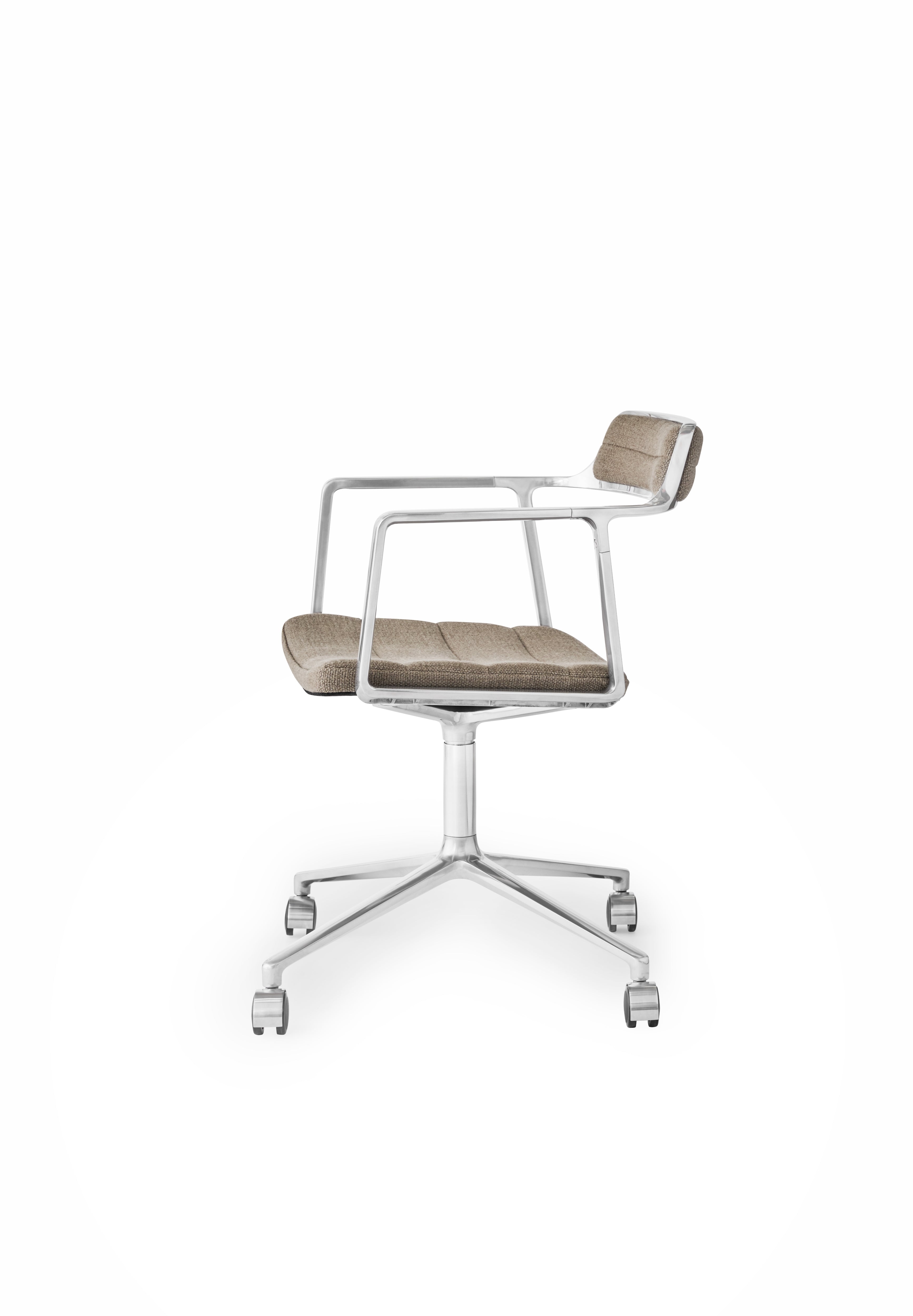 Bureau stoel 452 zandkleurige stof met metalen basis