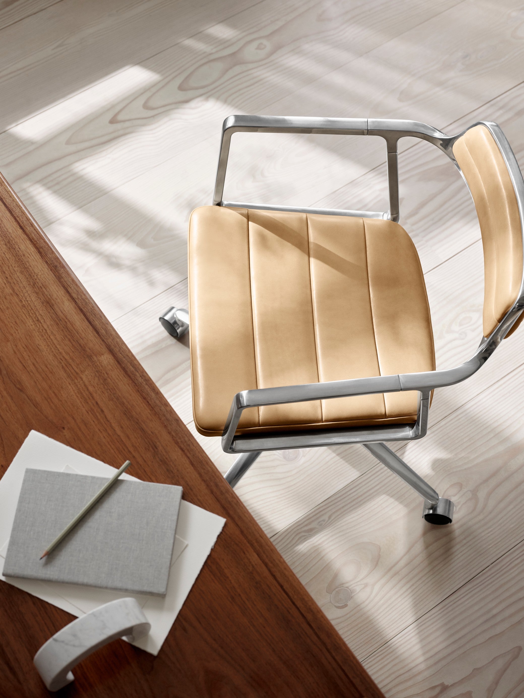 Bureau stoel 452 karamel leer met metalen basis