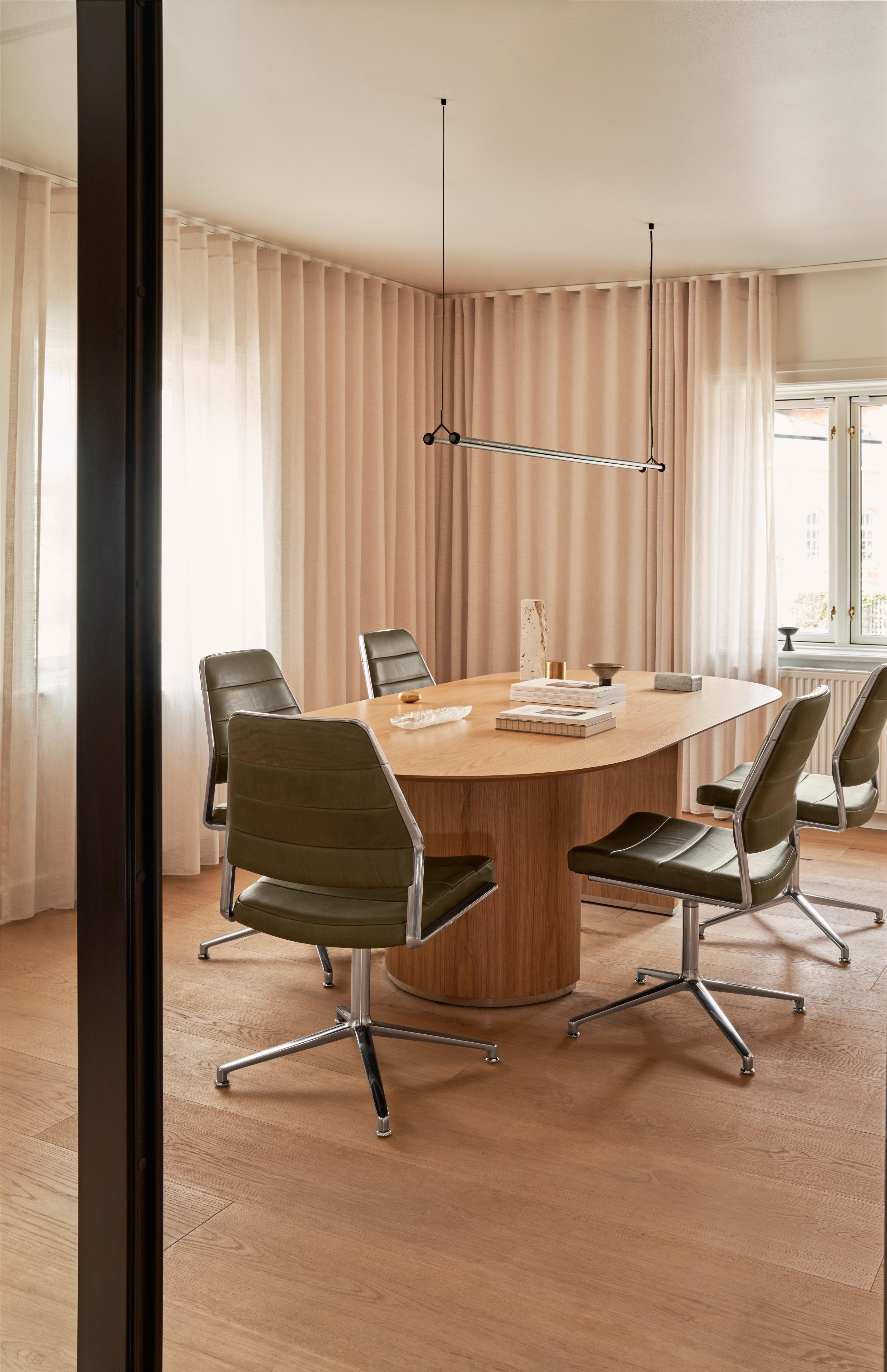 Bureau stoel 454 lichtgrijze stof met metalen basis