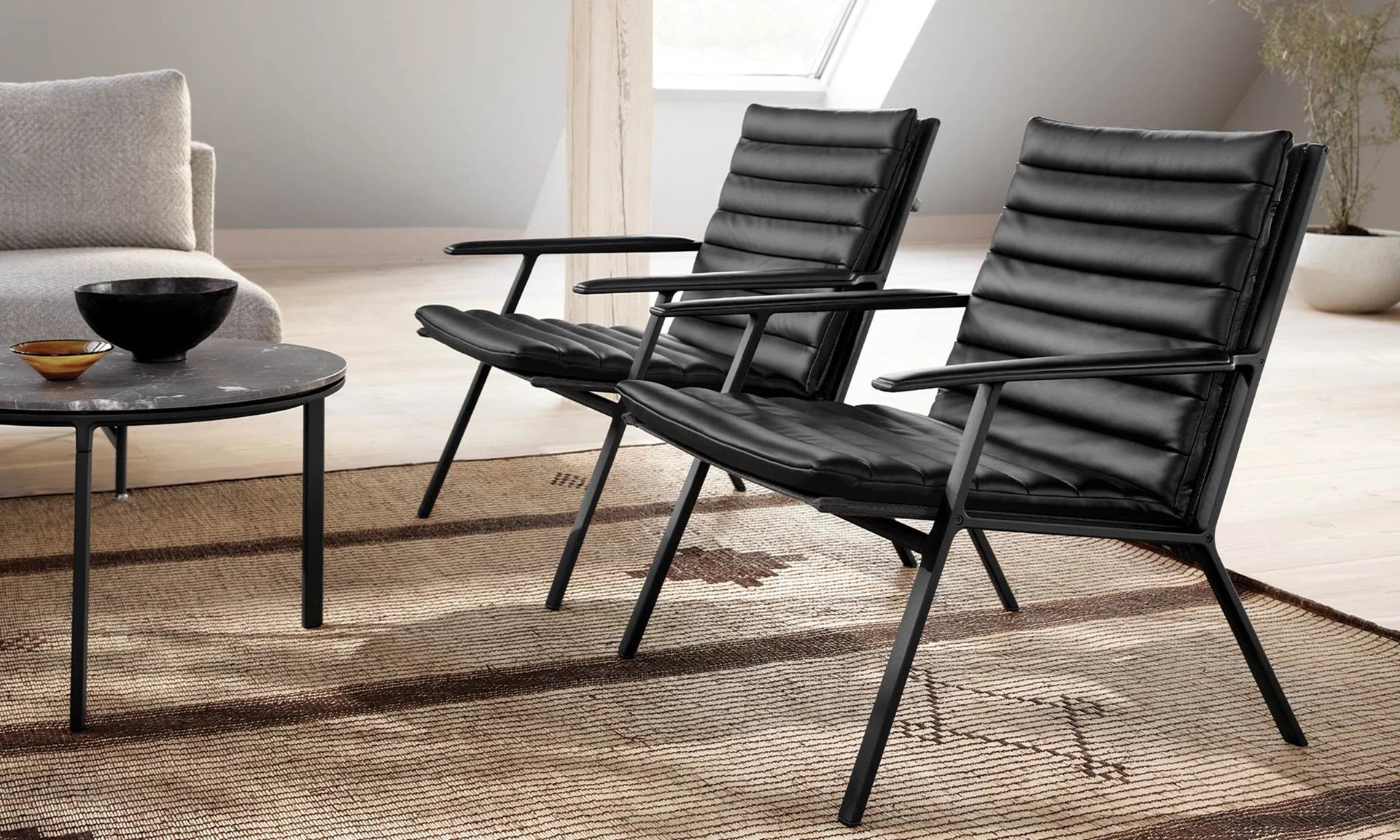 Fauteuil 456 zwart leer met donkere metalen basis