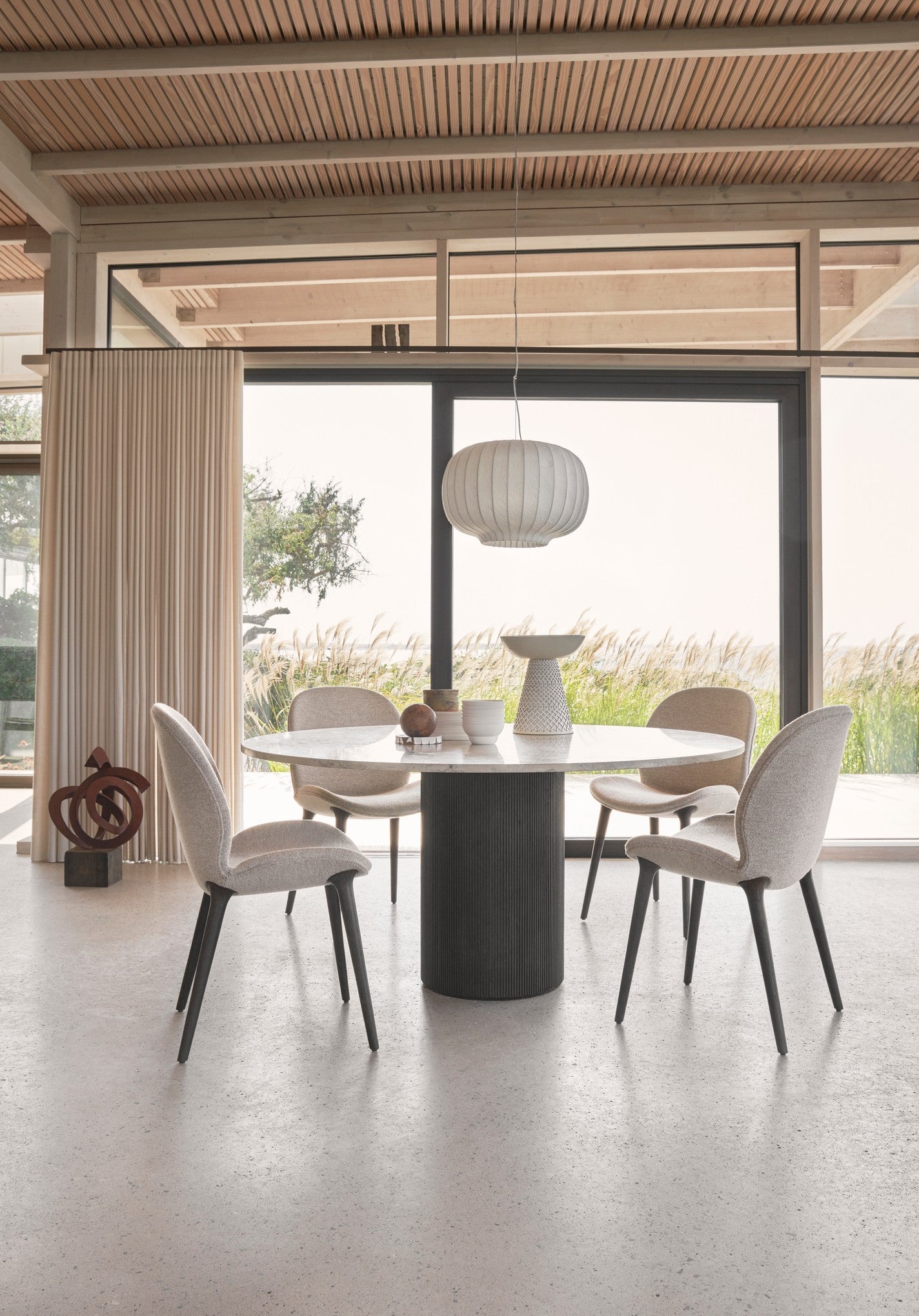 Stoel LODGE beige met een donkere eiken basis