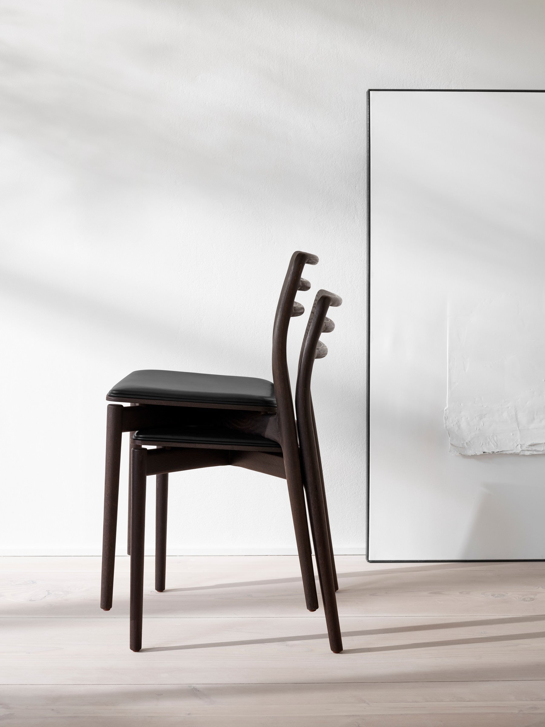 Stoel CABIN zwart leer met een donkere eiken basis