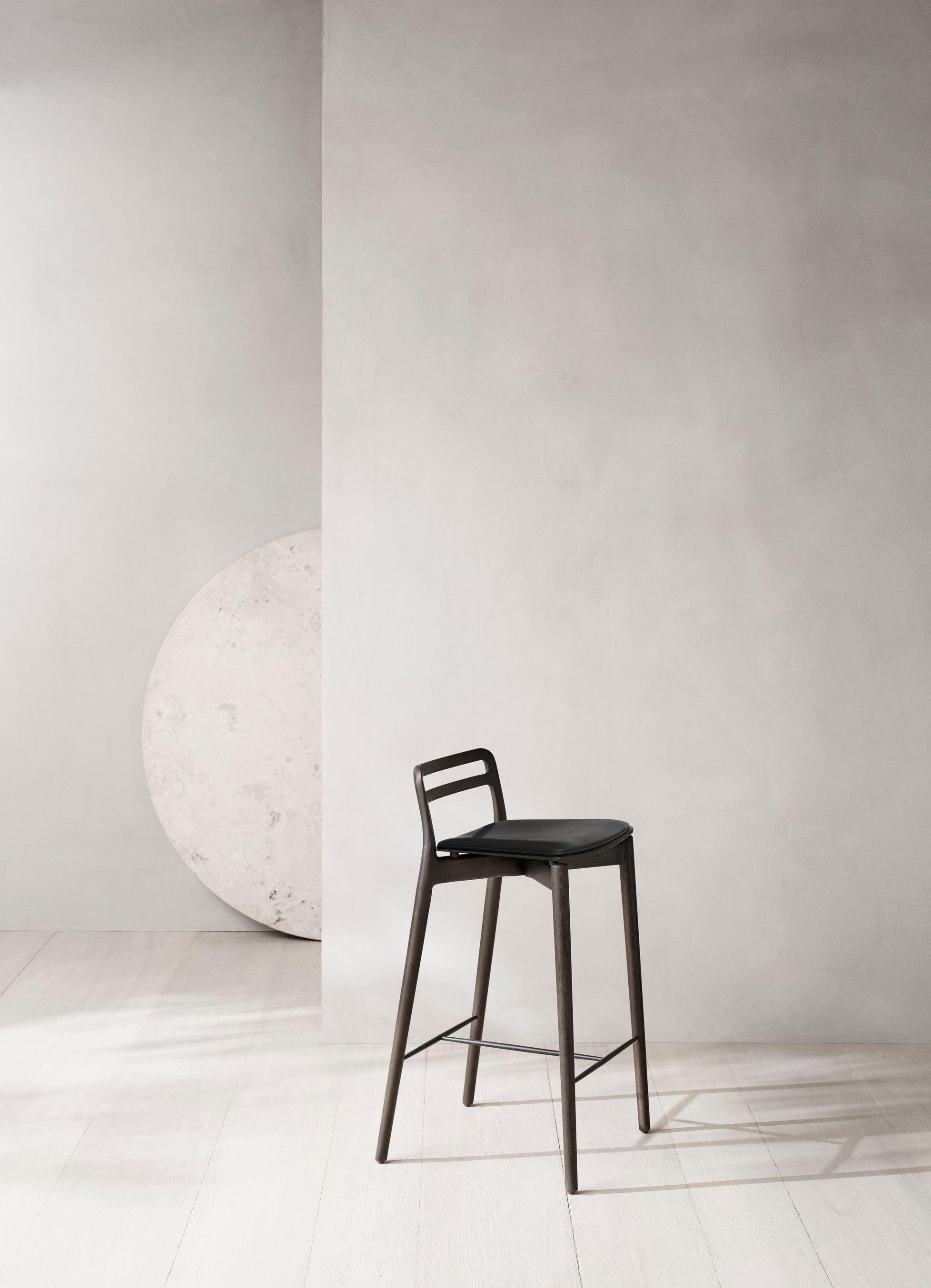 Hocker CABIN zwart leer met een donkere eiken basis