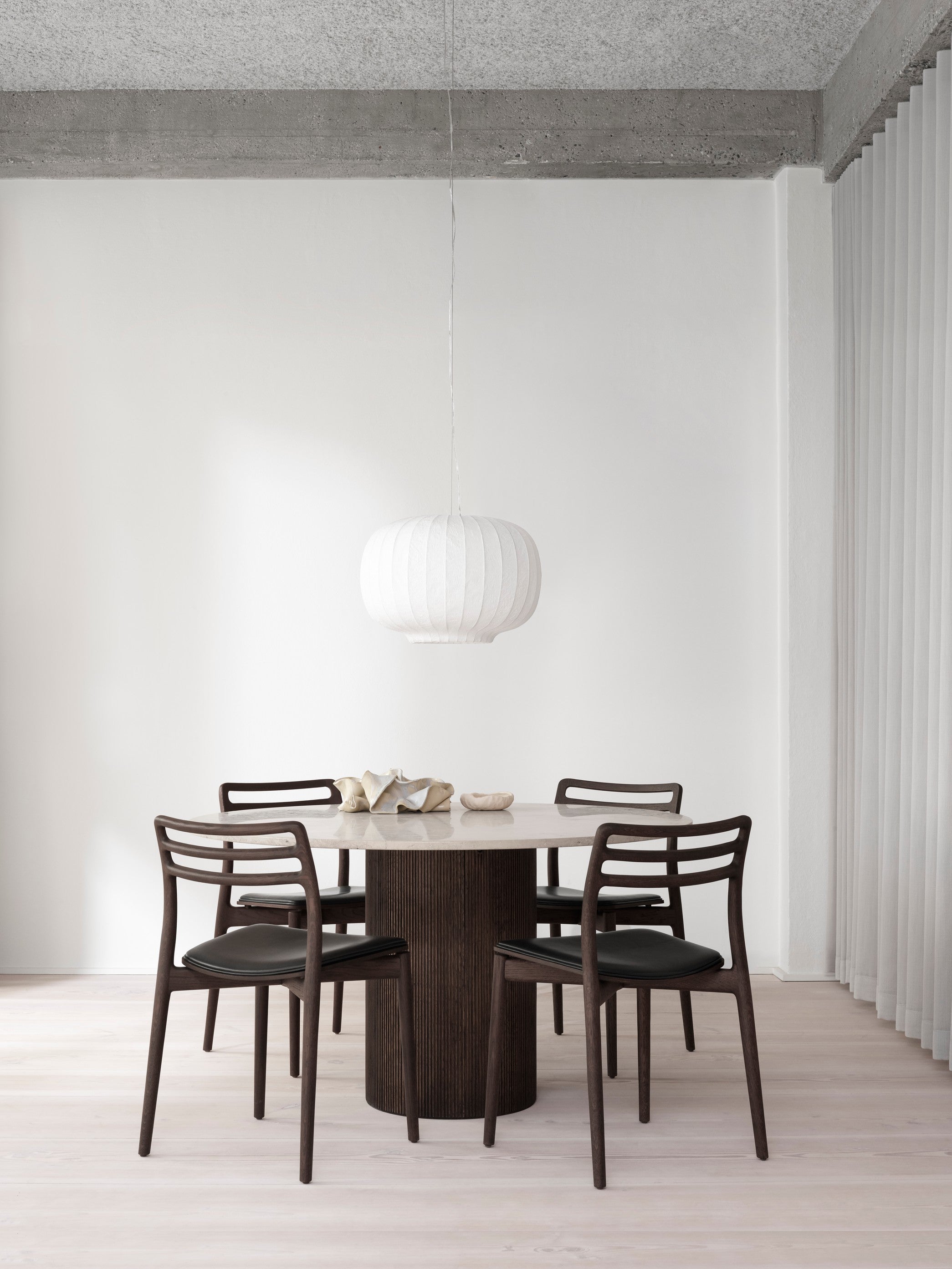 Stoel CABIN zwart leer met een donkere eiken basis