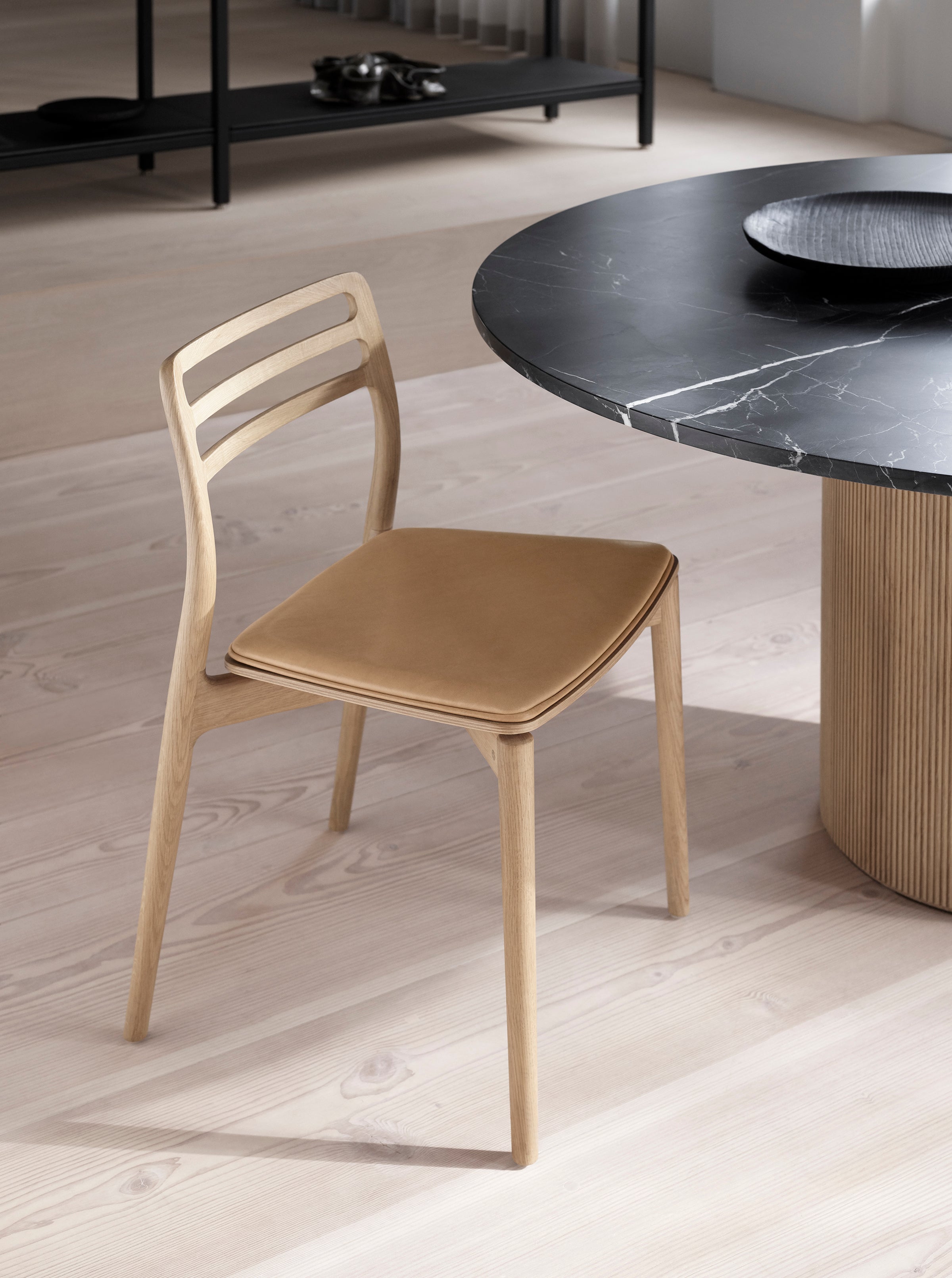 Stoel CABIN karamel leer met lichte eiken basis