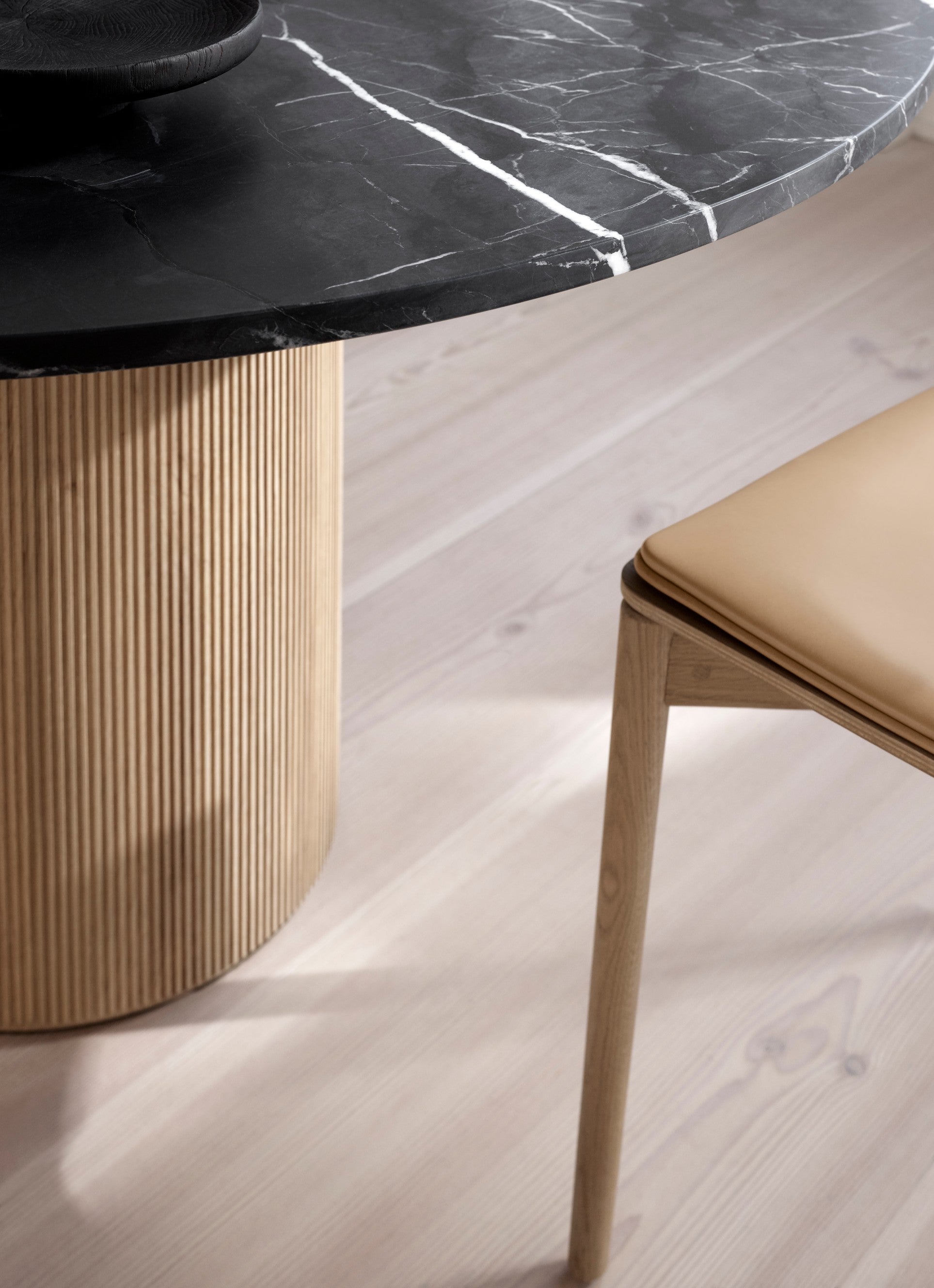 Runder Tisch CABIN mit grauer Marmorplatte und heller Eichenbasis