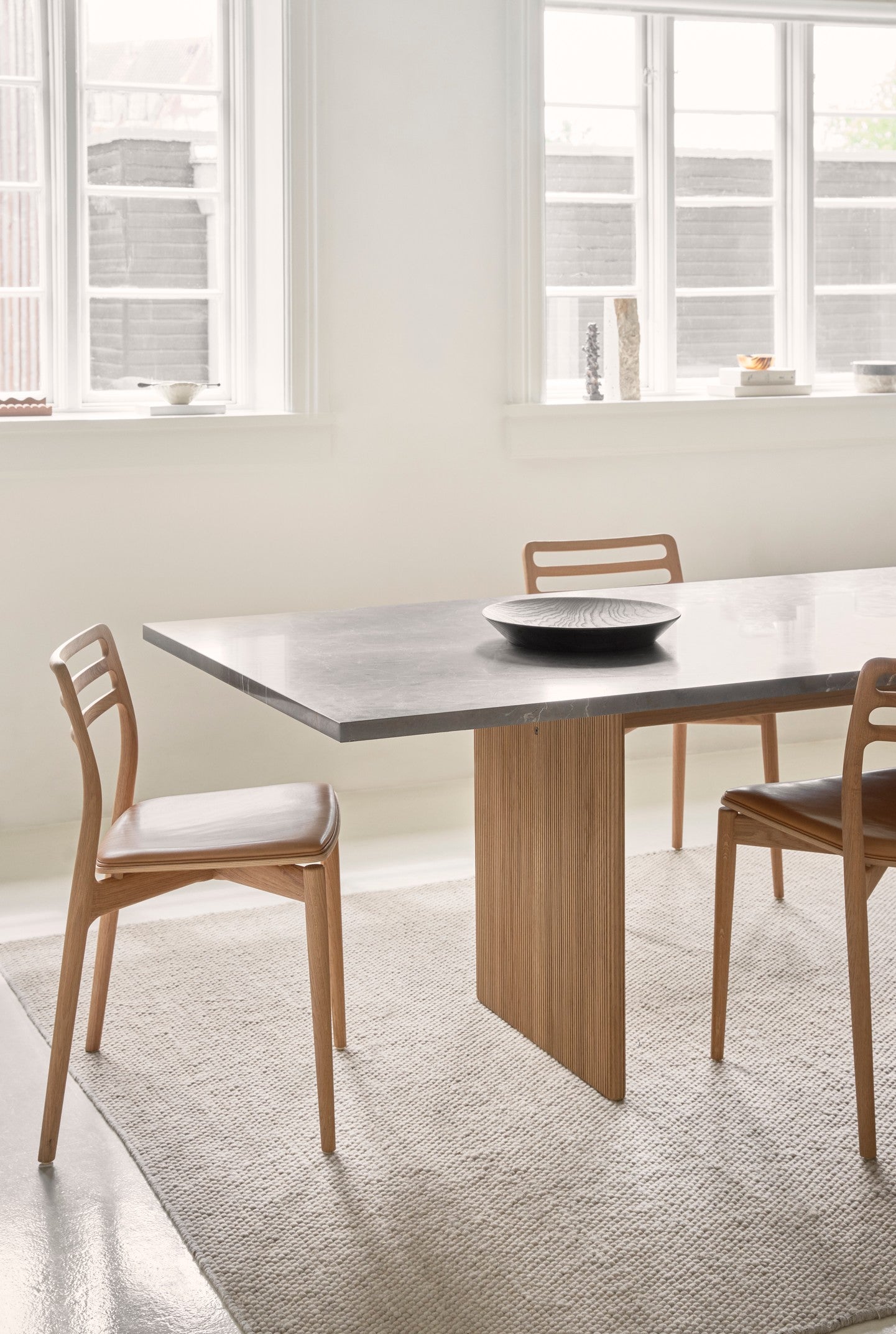 Tafel CABIN grijs marmeren blad met lichte eiken basis