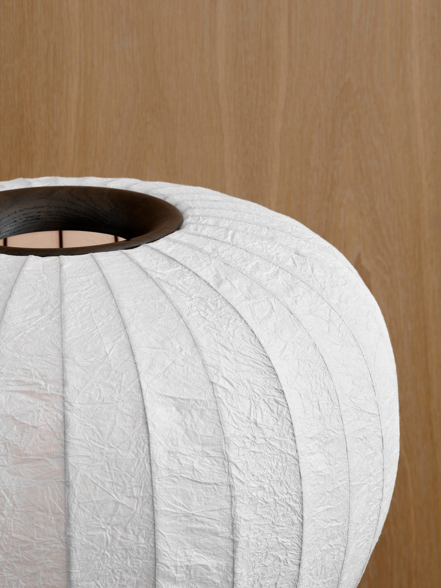 Stehlampe 581 mit papiernem Schirm und dunklem Metallfuß