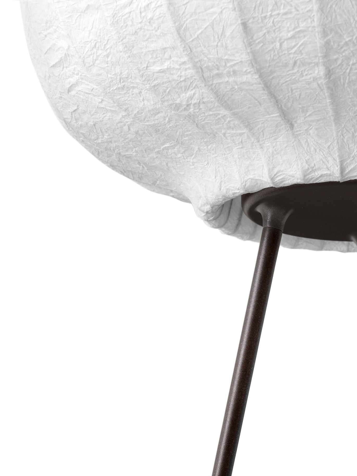 Stehlampe 581 mit papiernem Schirm und dunklem Metallfuß