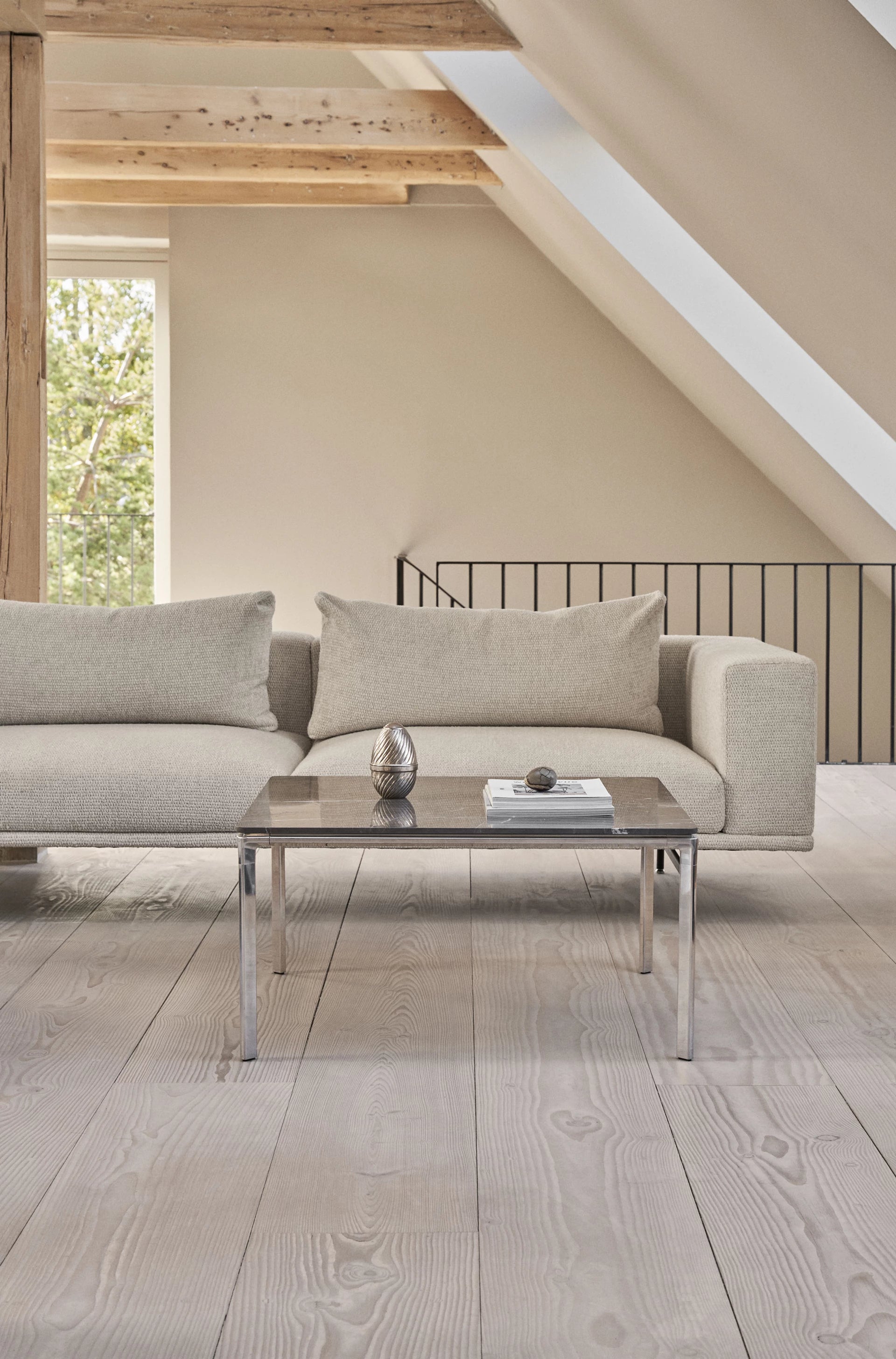 Sofa 2-sitzig LOFT braun Boucle mit Stahlbasis