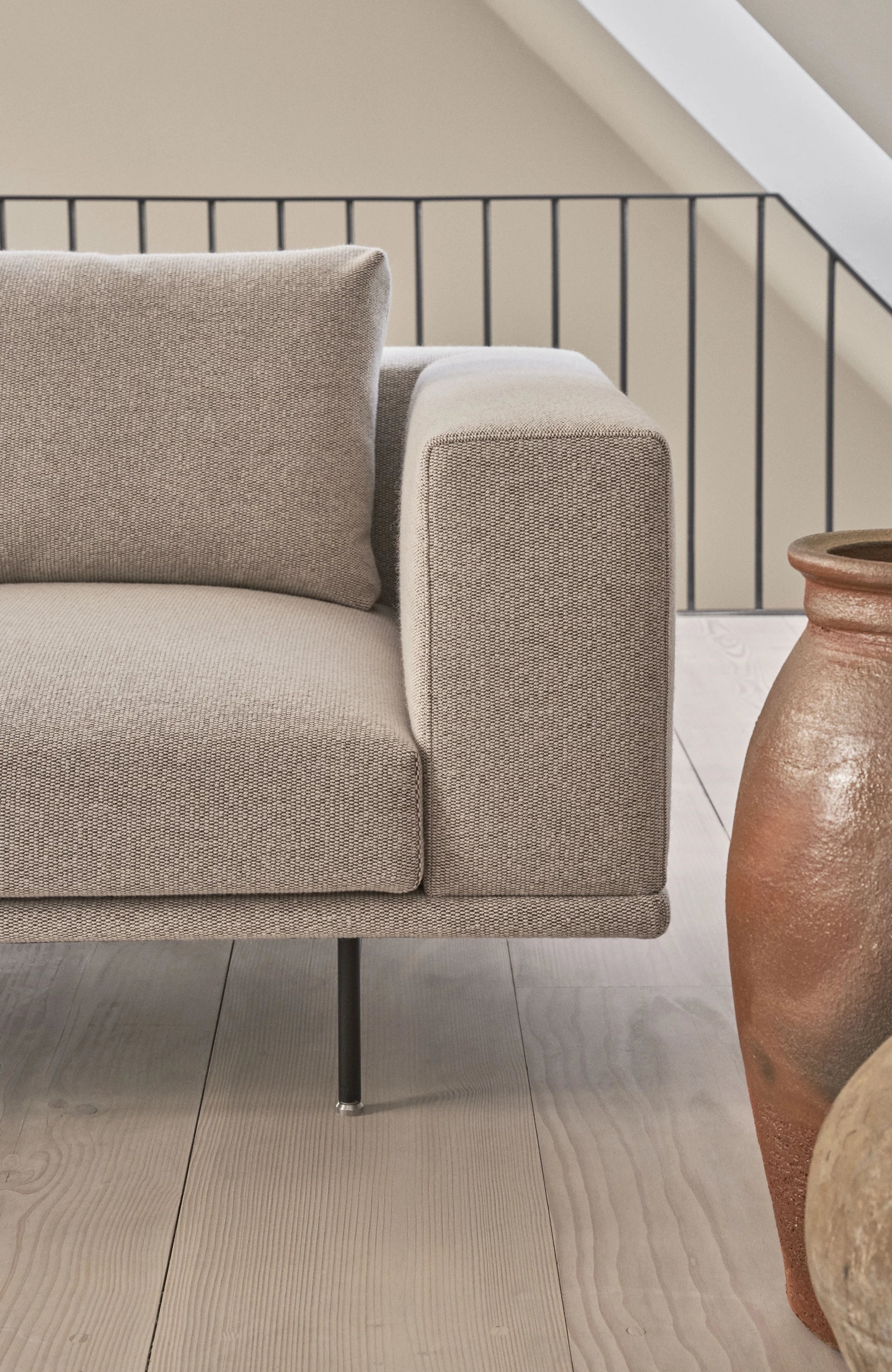 Sofa 2-sitzig LOFT braun Boucle mit Stahlbasis