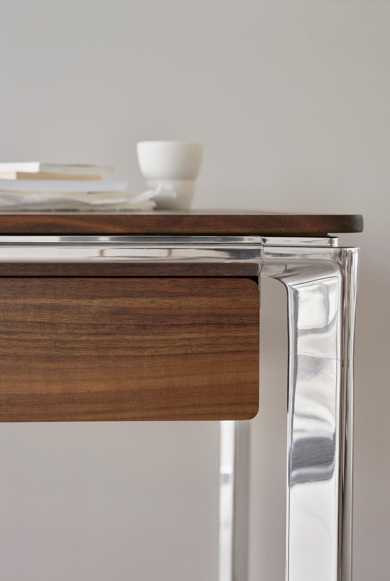Bureau STUDIO groen leren blad met notenhouten frame en aluminium basis