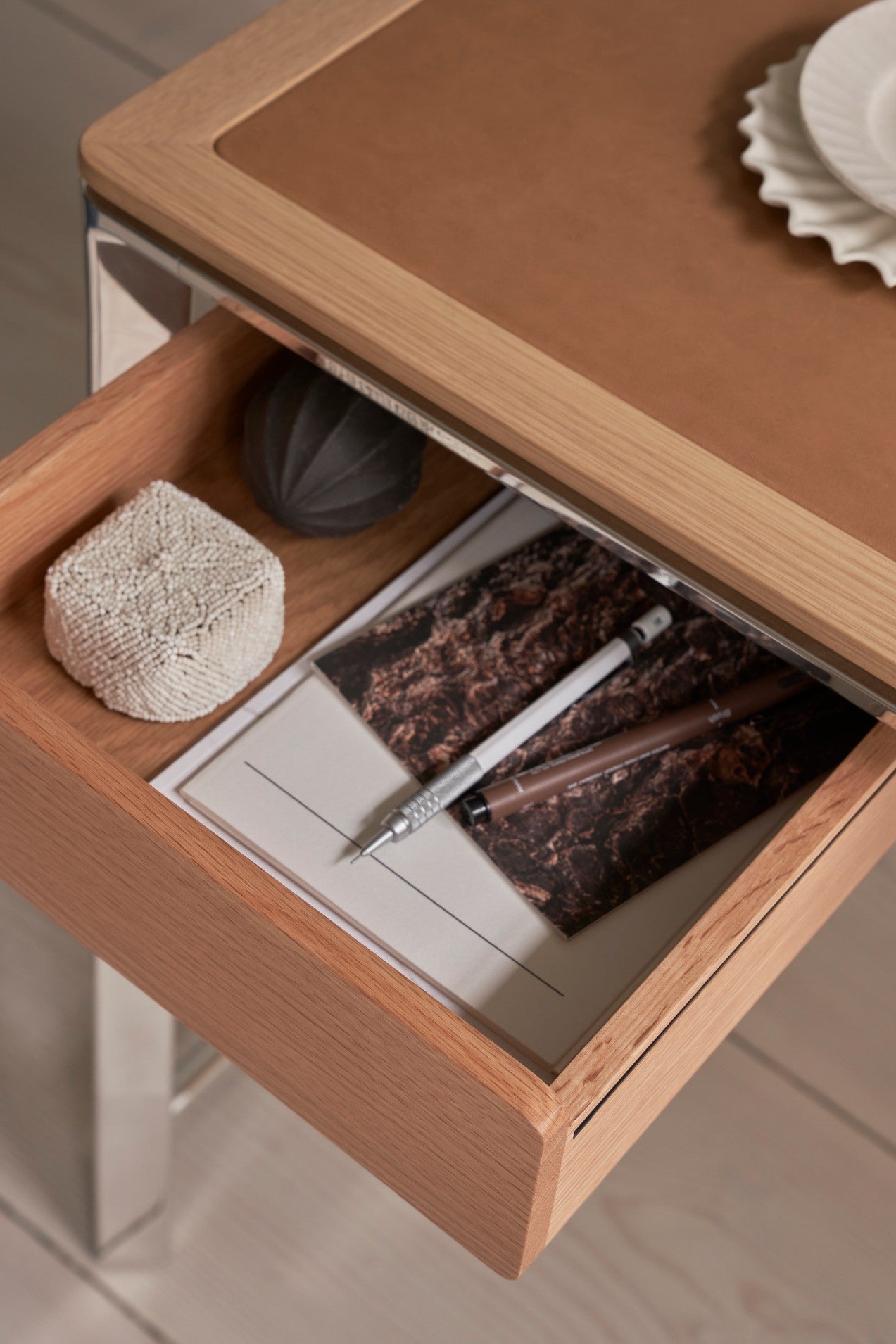 Bureau STUDIO groen leren blad met notenhouten frame en aluminium basis