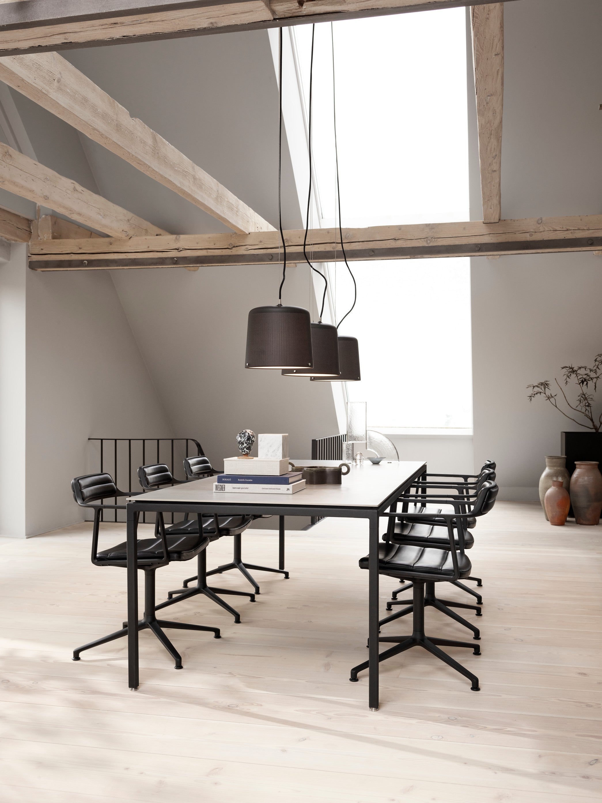 Tafel 971 grijs keramisch blad met donkere stalen basis