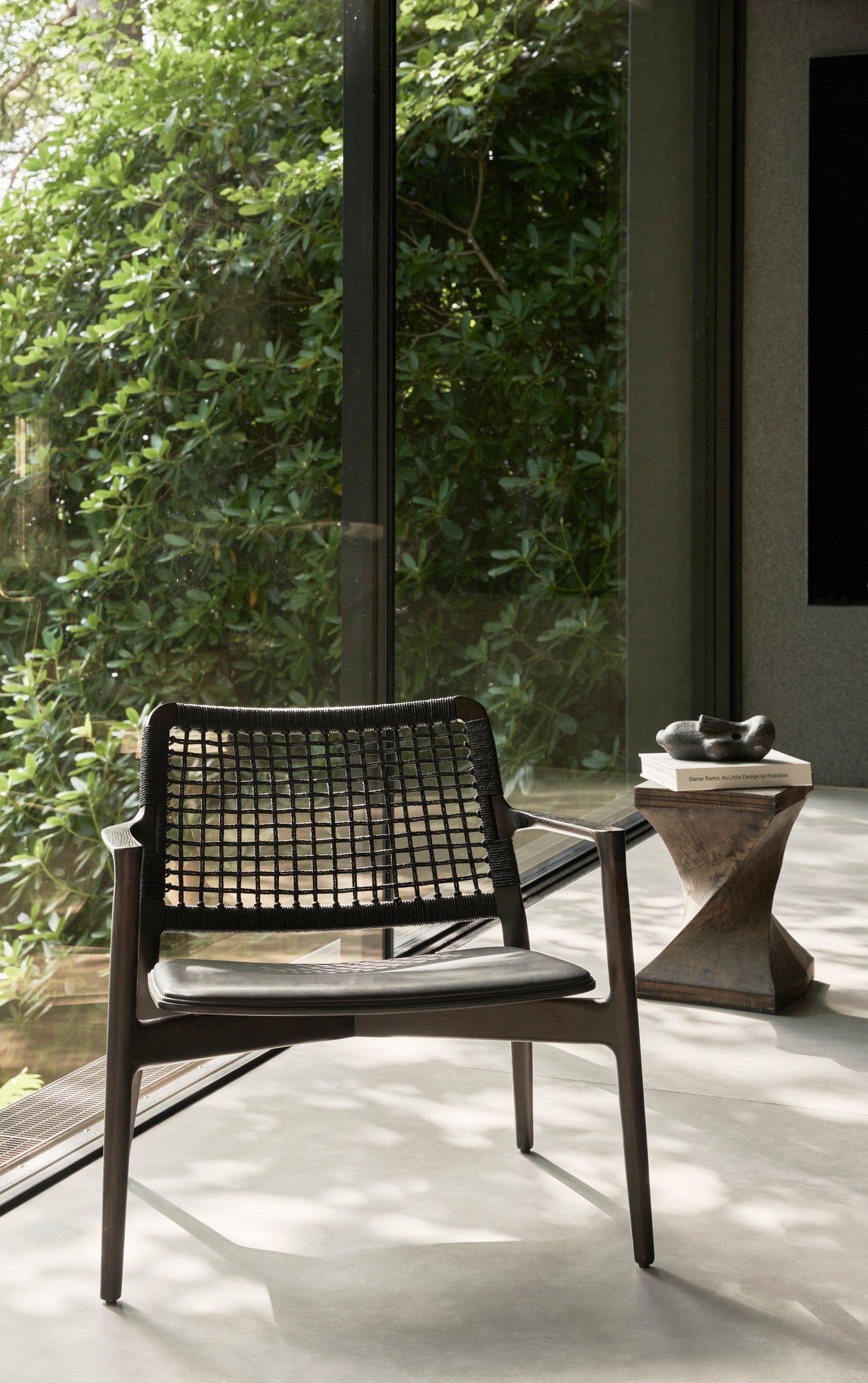 Fauteuil CABIN zwart leer met donkere eiken basis