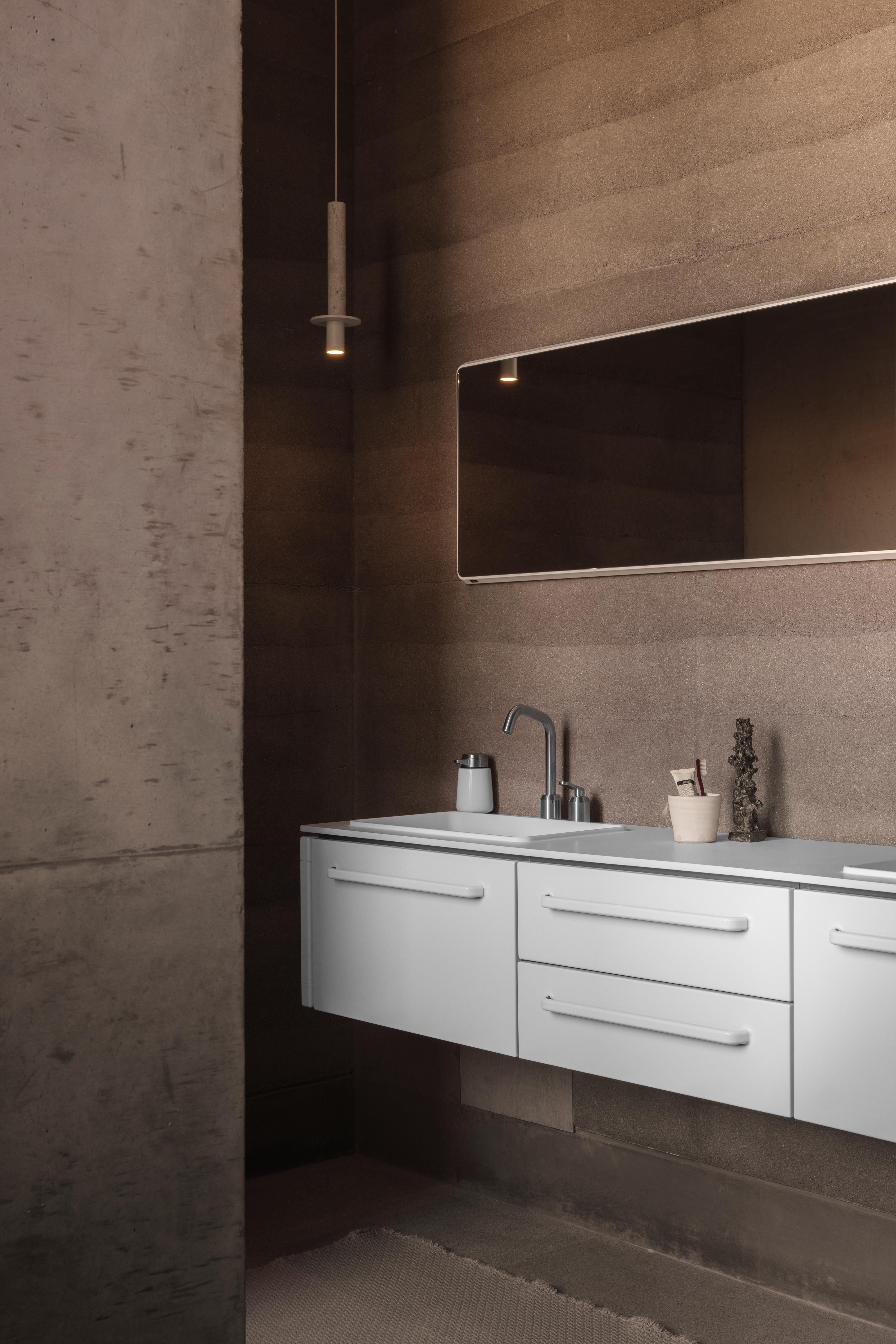 Badezimmerspiegel VIPP mit weißem Aluminiumrahmen