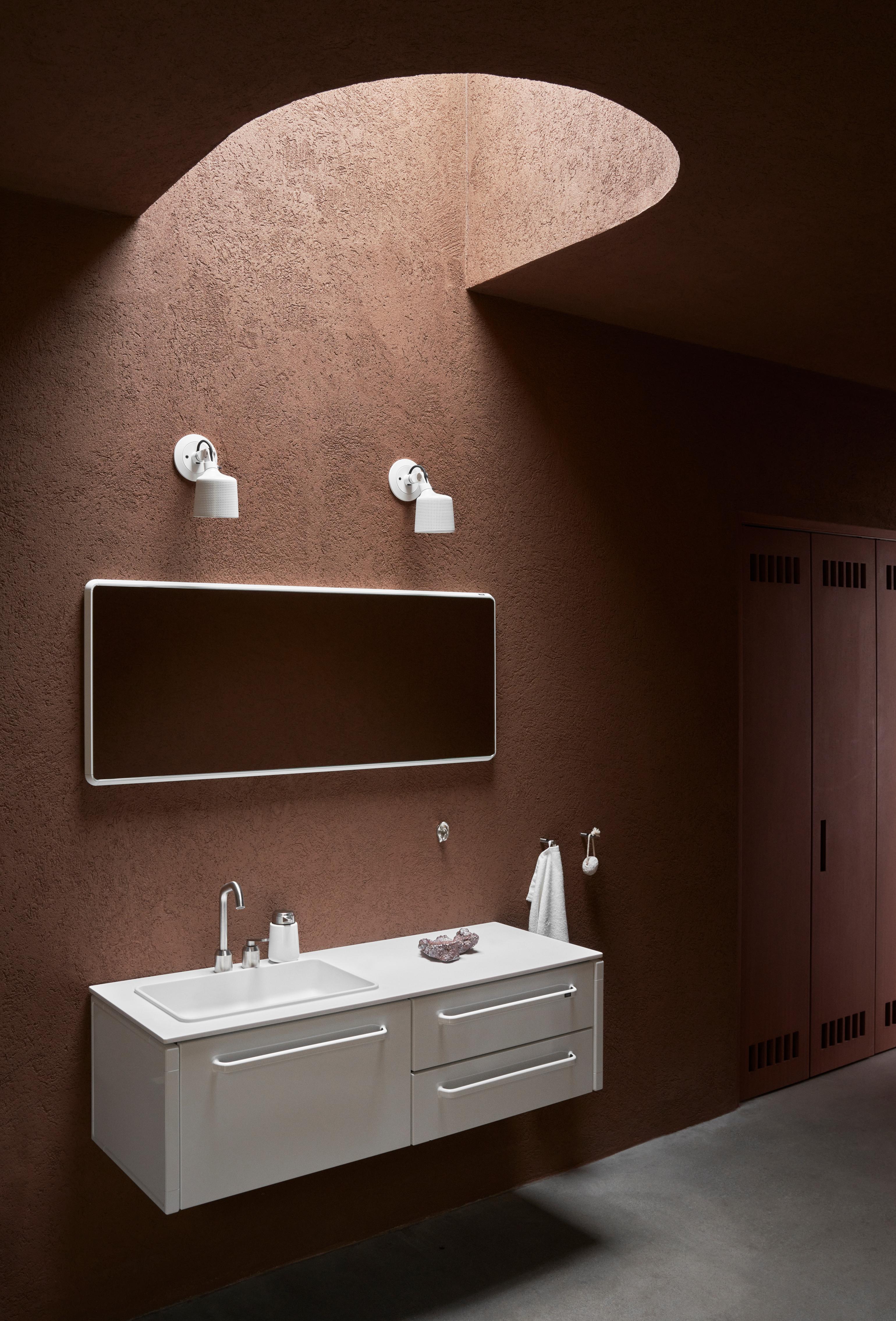 Badezimmerspiegel VIPP mit weißem Aluminiumrahmen