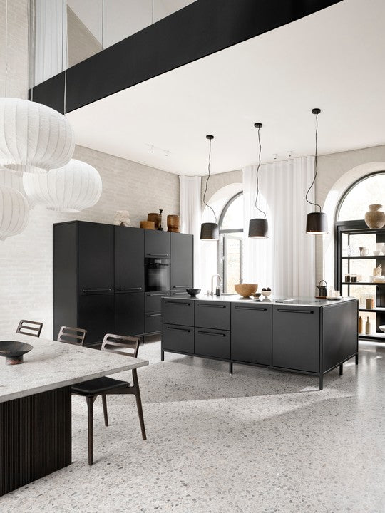 Stoel CABIN zwart leer met een donkere eiken basis